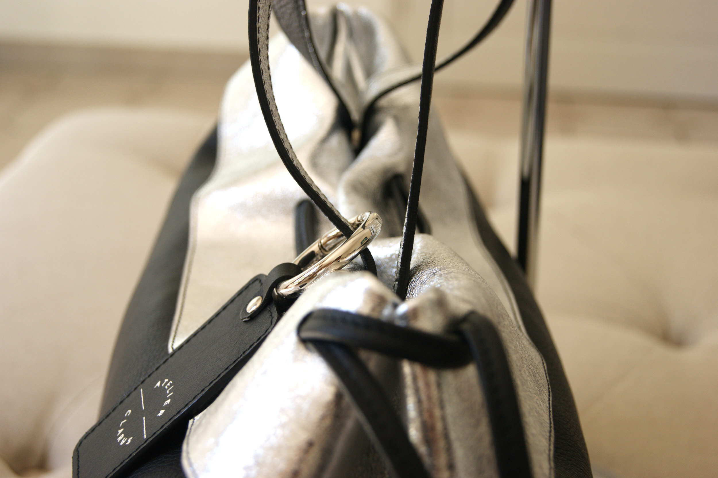 grand sac cuir noir revers métallisé argent modèle signature détail finition