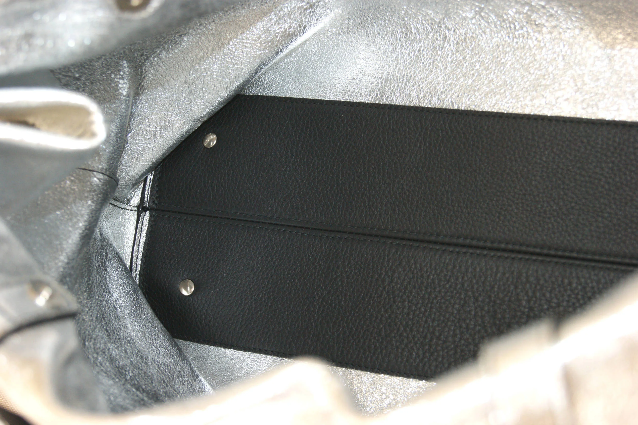grand sac cuir noir revers métallisé argent modèle signature vue intérieur