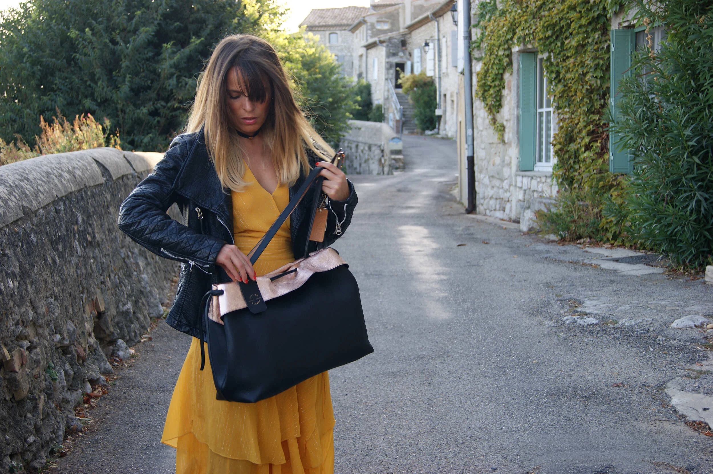 grand sac modèle signature cuir noir et rose gold métallisé porté