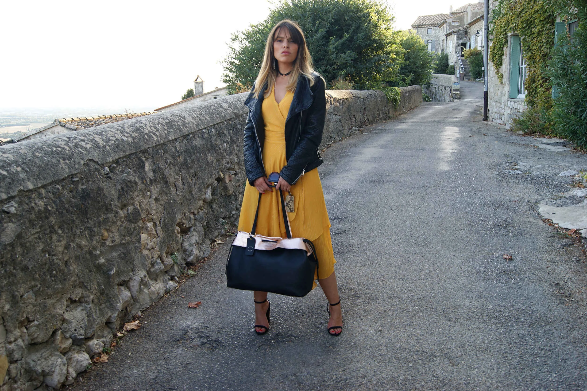 grand sac modèle signature cuir noir et rose gold métallisé robe jaune