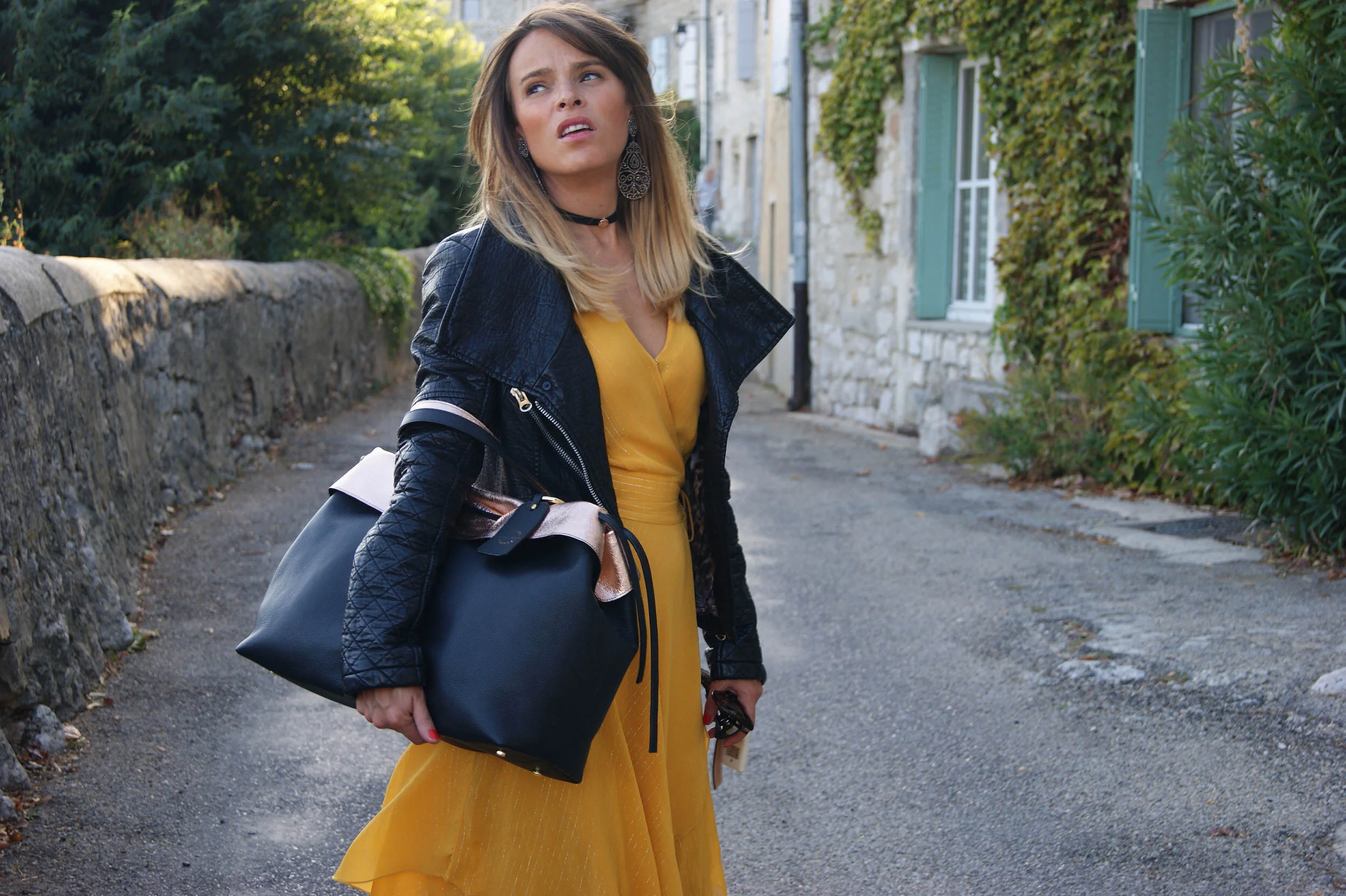 grand sac modèle signature cuir noir et rose gold métallisé porté bras