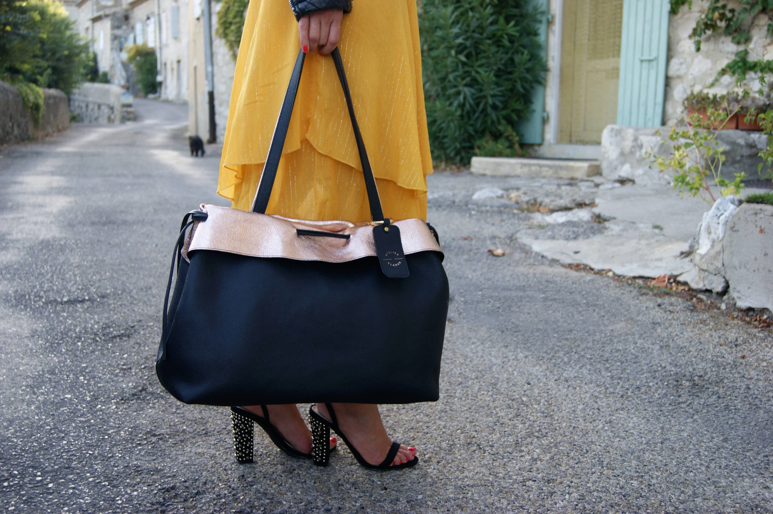 grand sac modèle signature cuir noir et rose gold métallisé porté main