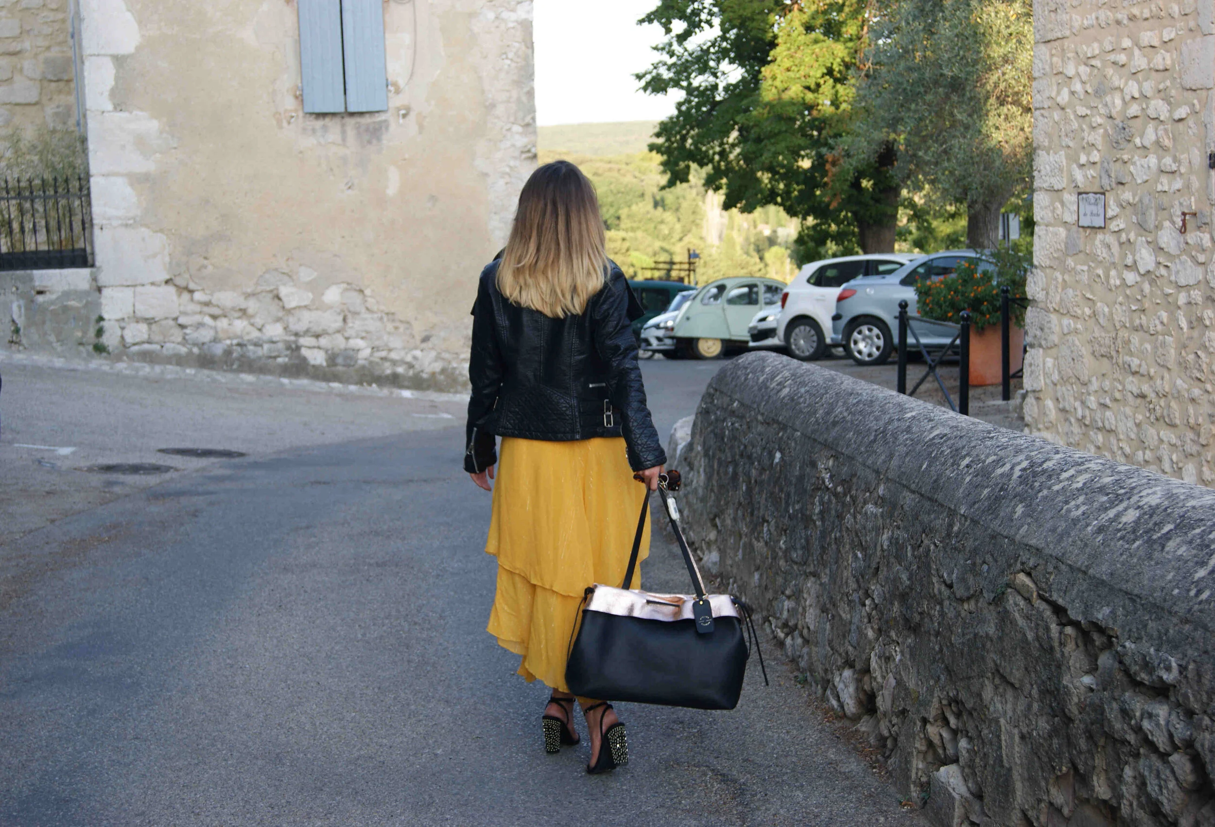 grand sac modèle signature cuir noir et rose gold métallisé porté décontracté