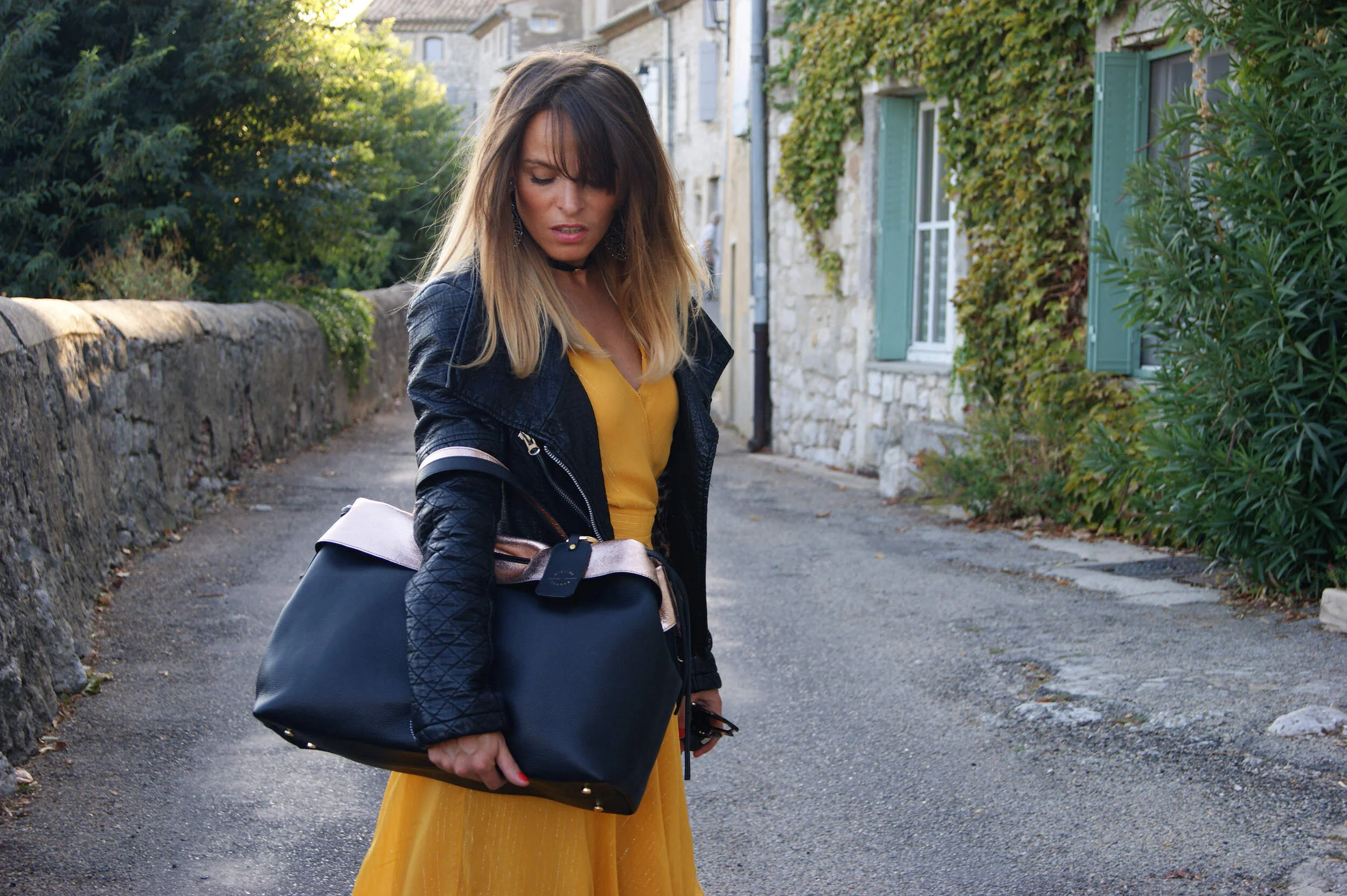 grand sac modèle signature cuir noir et rose gold métallisé porté main