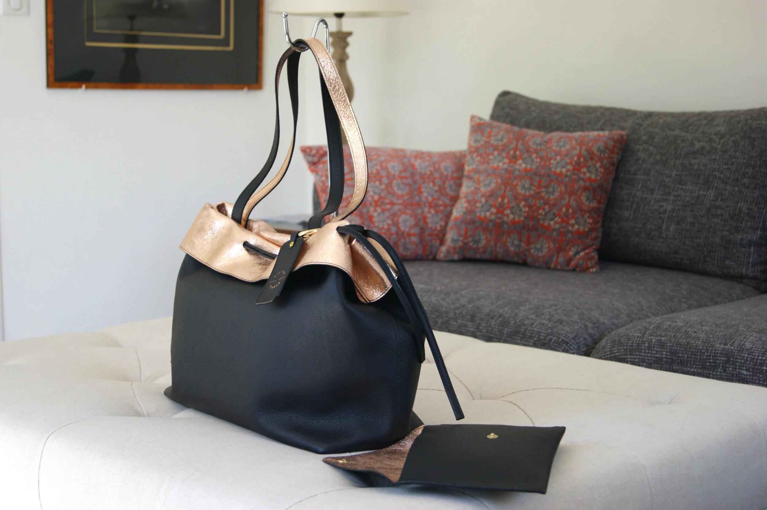 grand sac cuir noir revers métallisé rose gold modèle signature vue profil