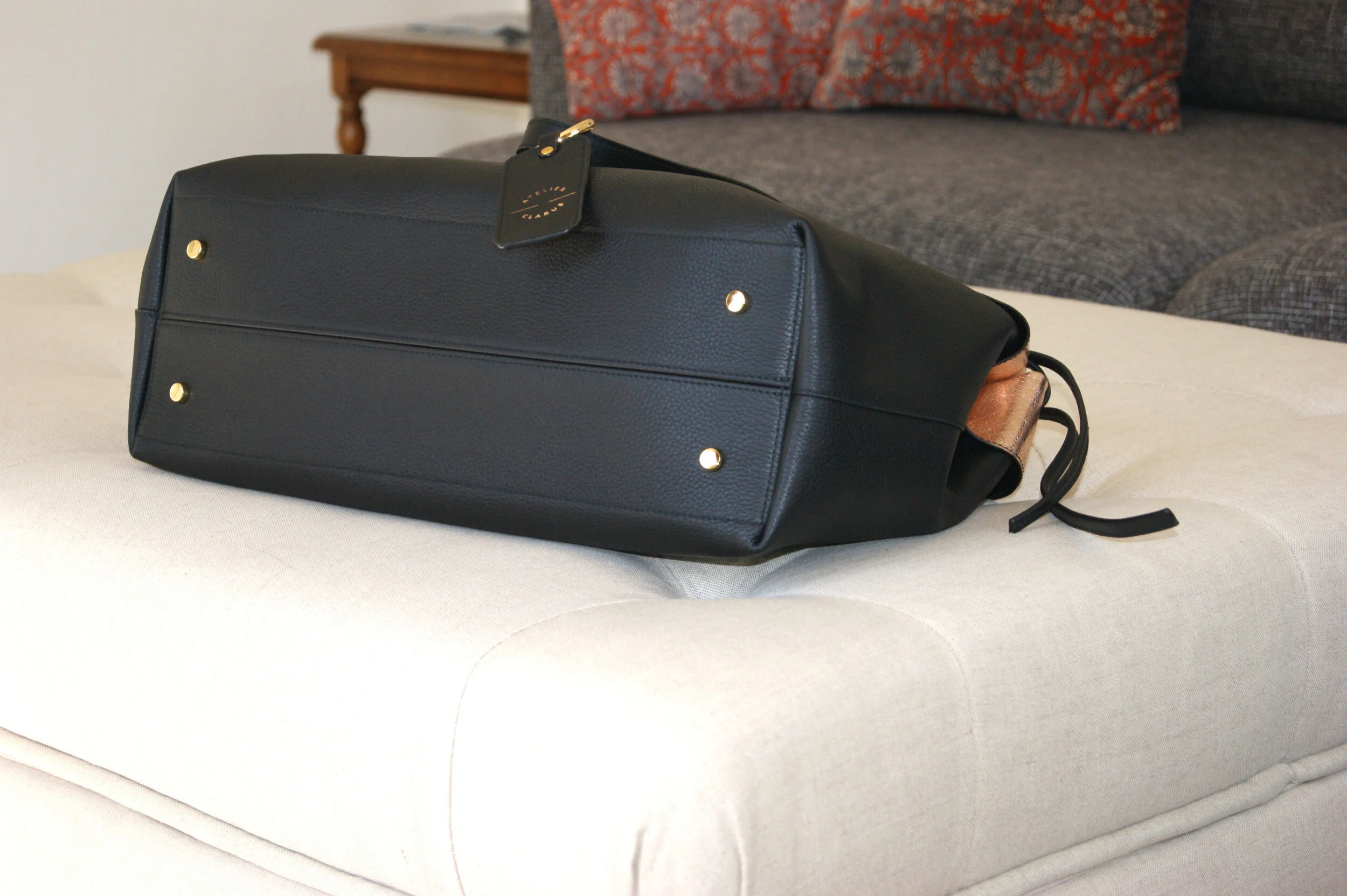 grand sac cuir noir et cuir métallisé rose gold vue dessous