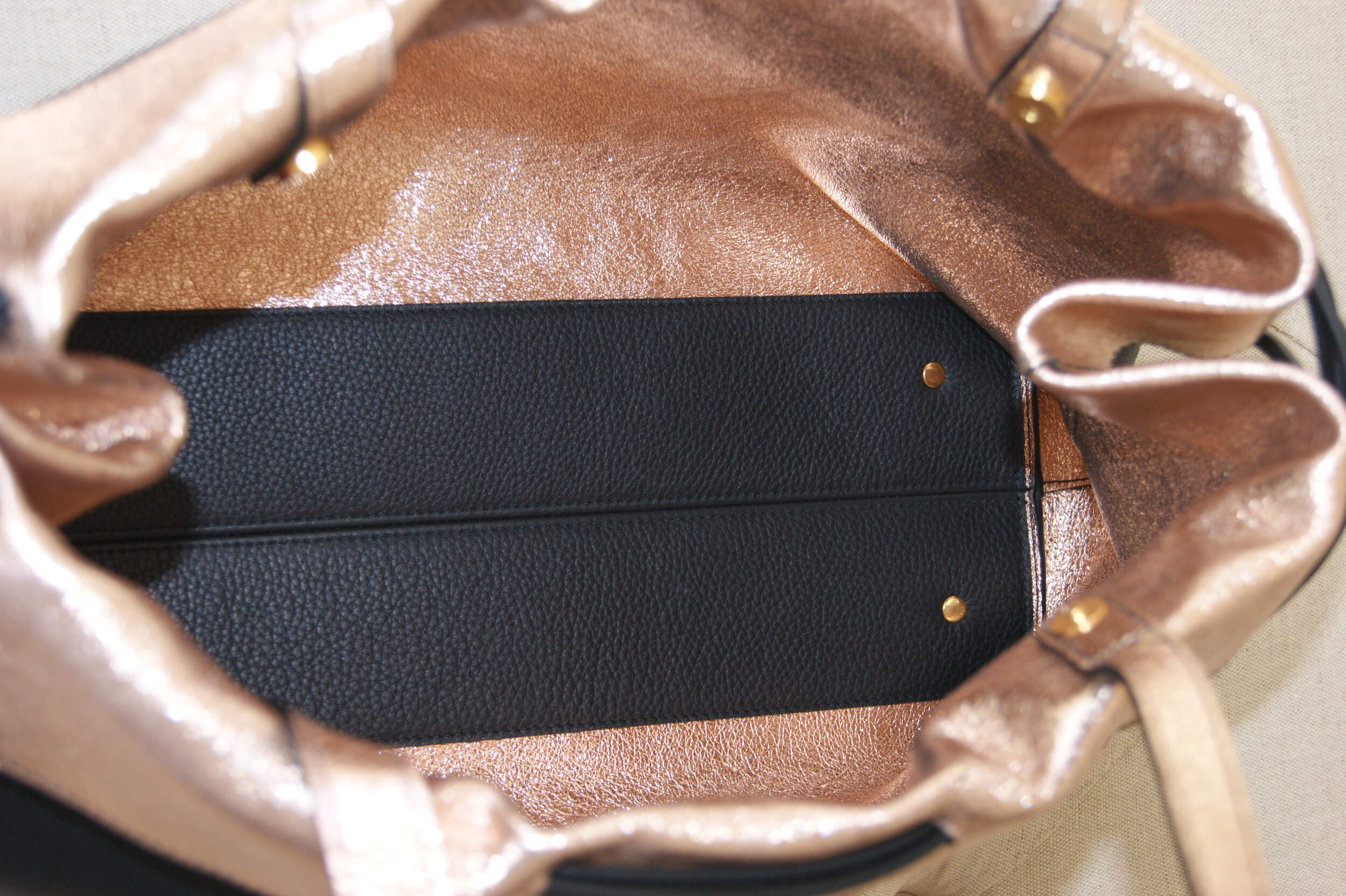 grand sac cuir noir vue intérieur métallisé rose gold modèle signature