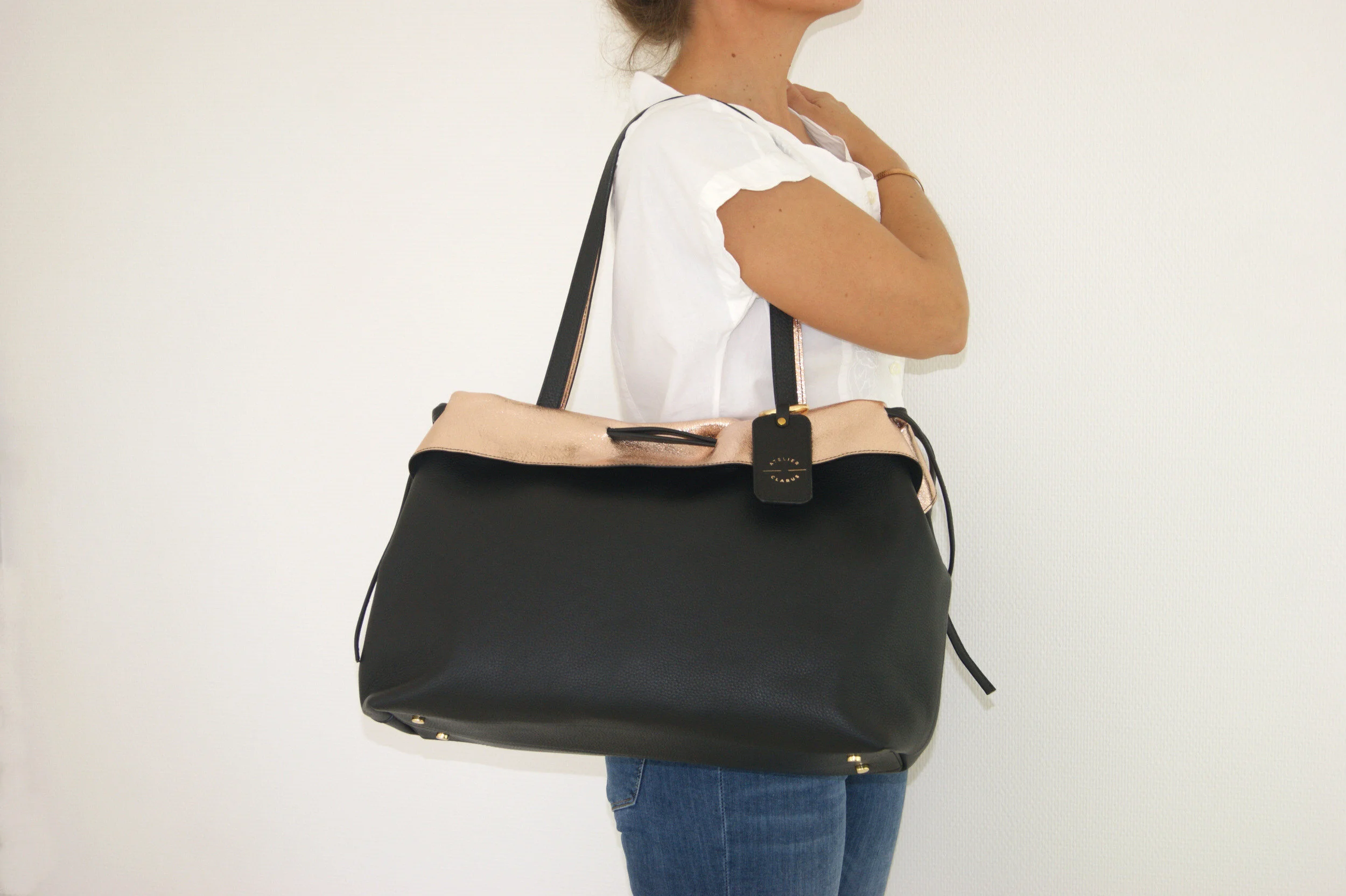grand sac cuir noir et cuir métallisé rose gold porté épaule