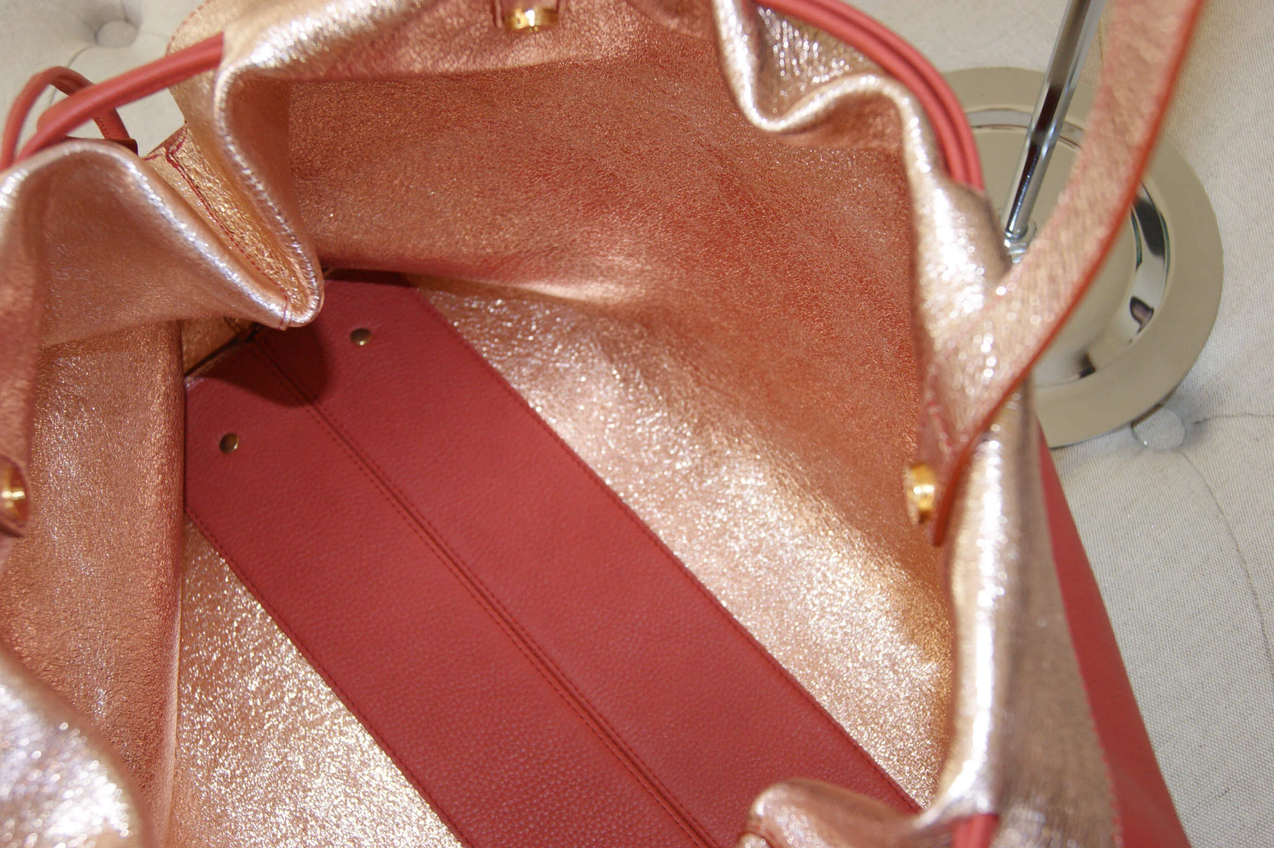 grand sac cuir rouille revers métallisé rose gold modèle signature vue intérieur