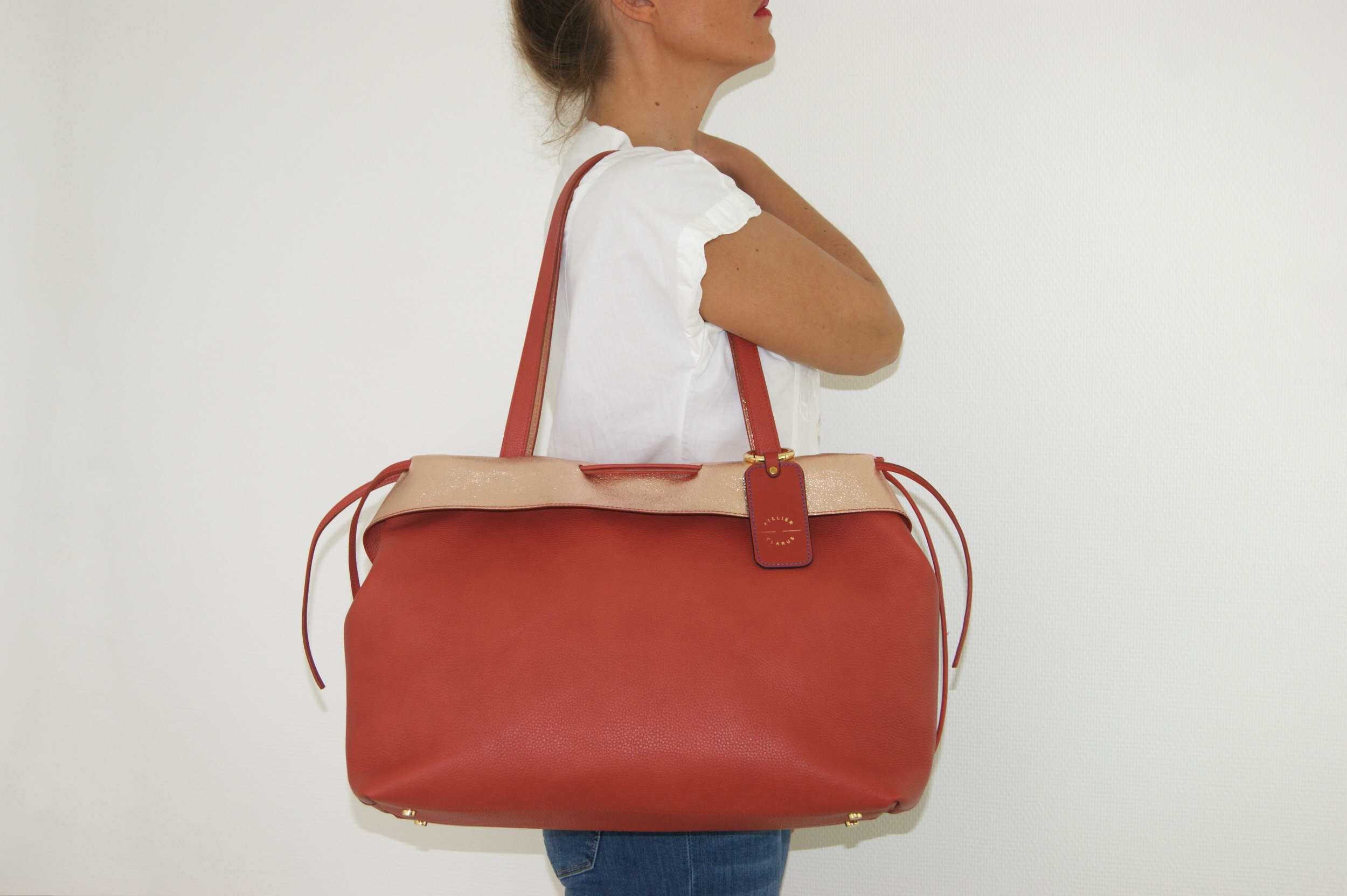 grand sac cuir rouille revers métallisé rose gold signature porté épaule