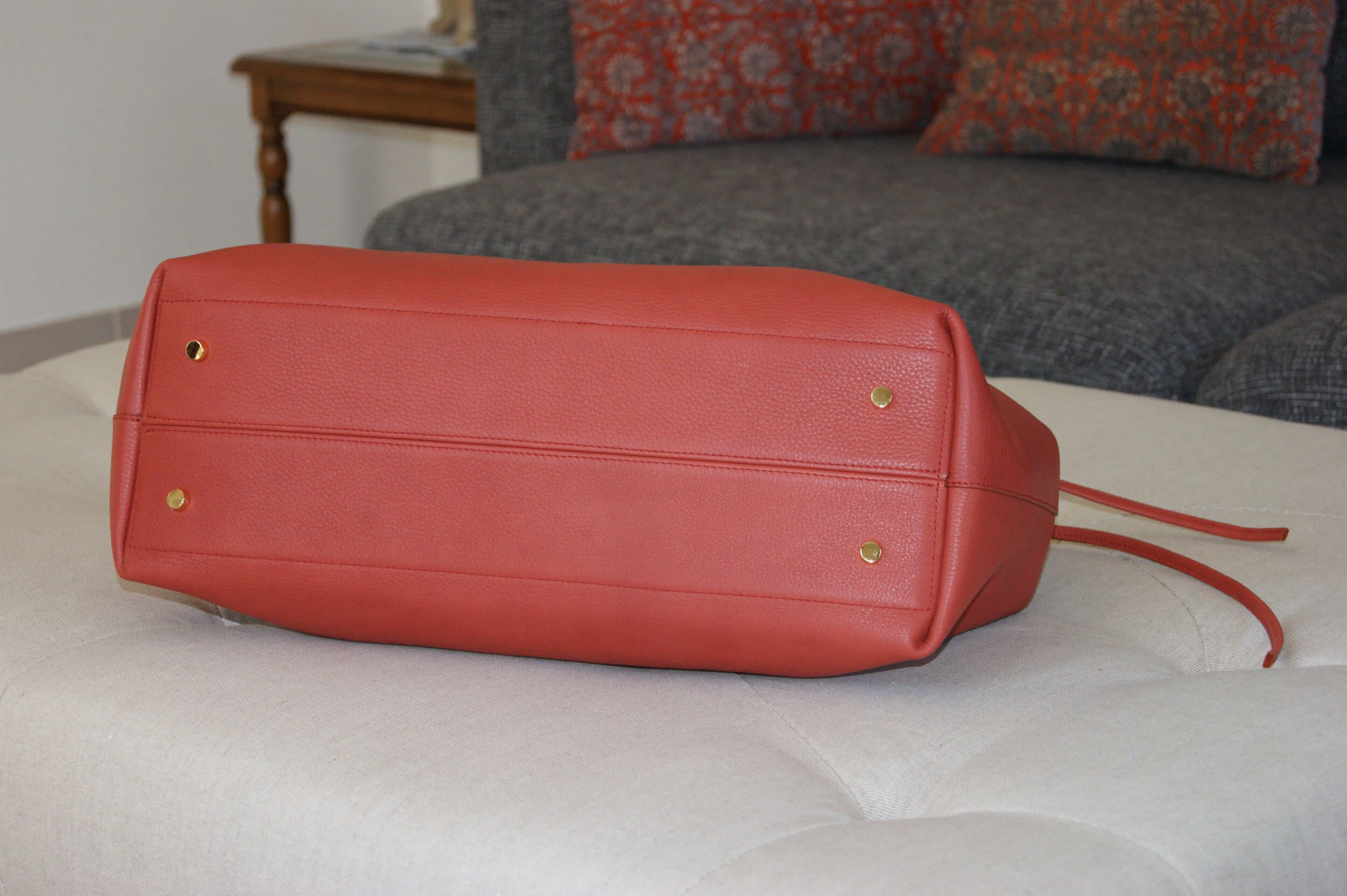 grand sac cuir rouille revers métallisé rose gold signature vue dessous