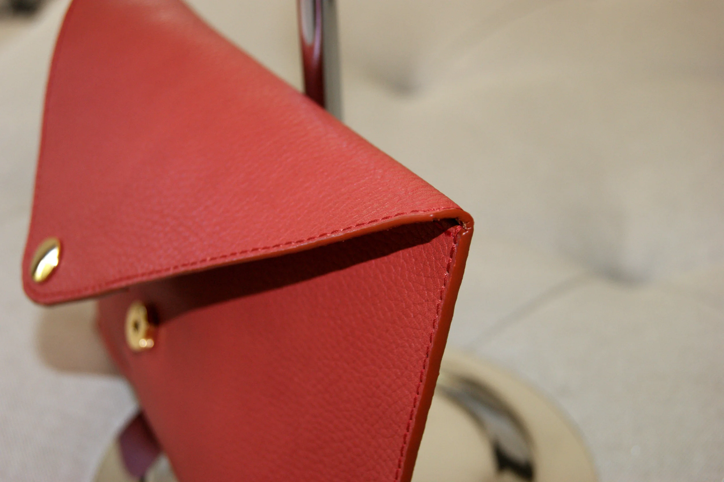 grande pochette cuir rouille et cuir métallisé rose gold détail