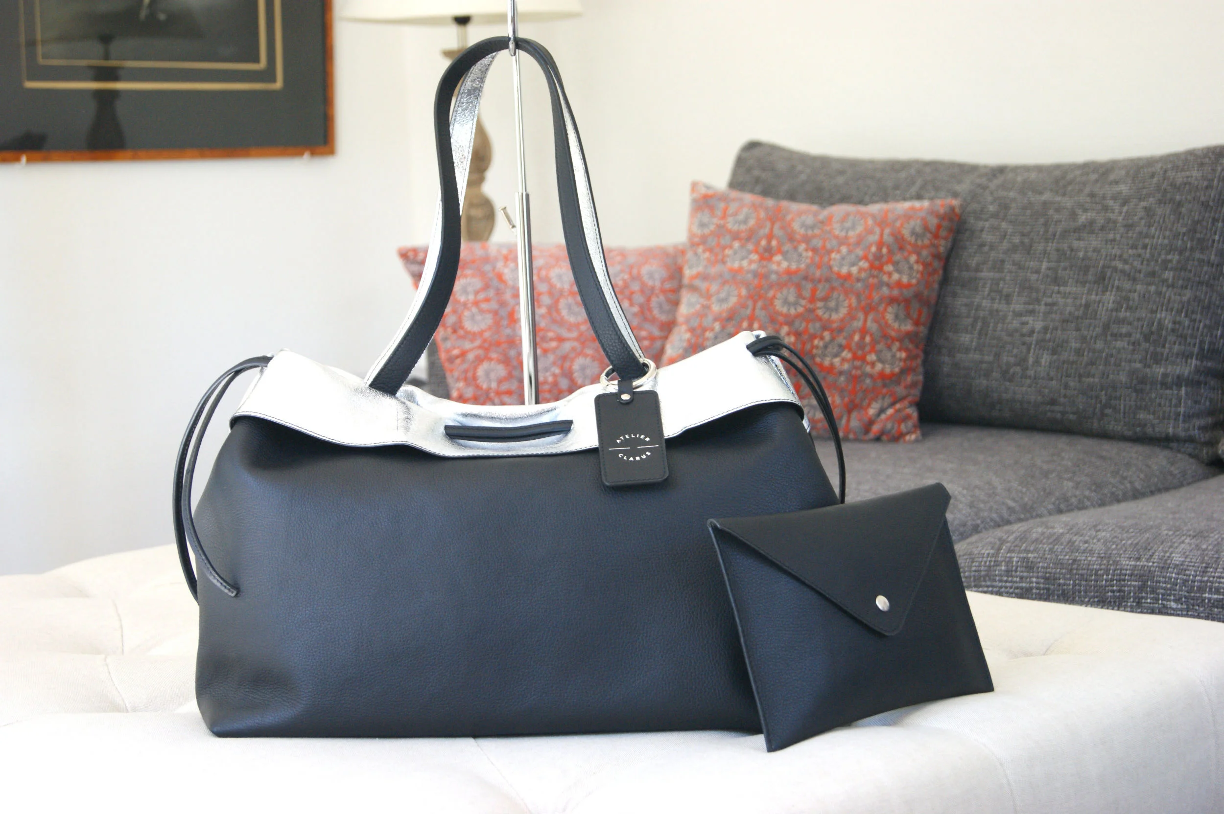 Sac "Signature" et sa pochette - Cuir grainé noir intérieur métallisé argent