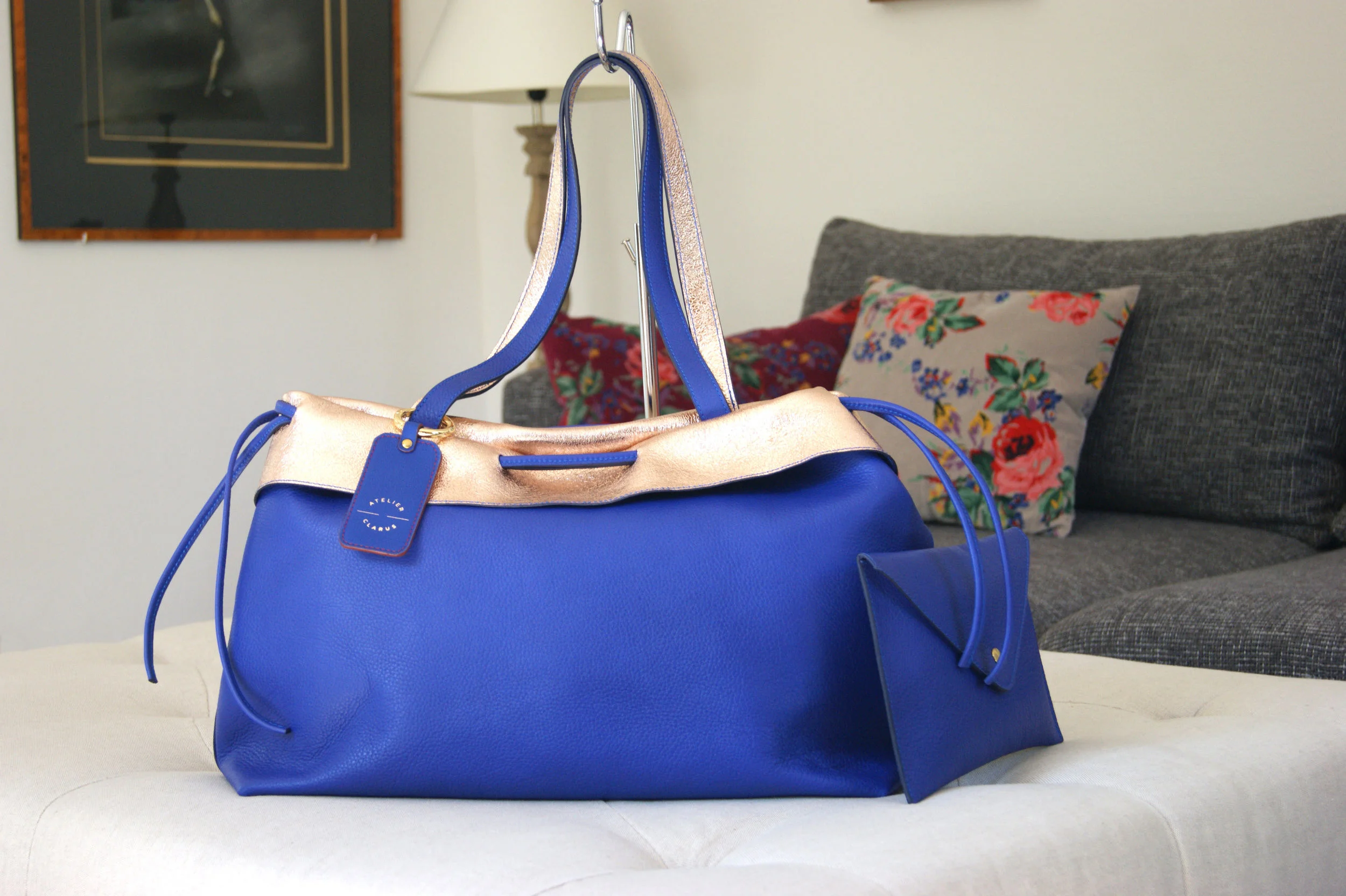 Sac "Signature" et sa pochette - Cuir grainé bleu cobalt intérieur métallisé rose gold