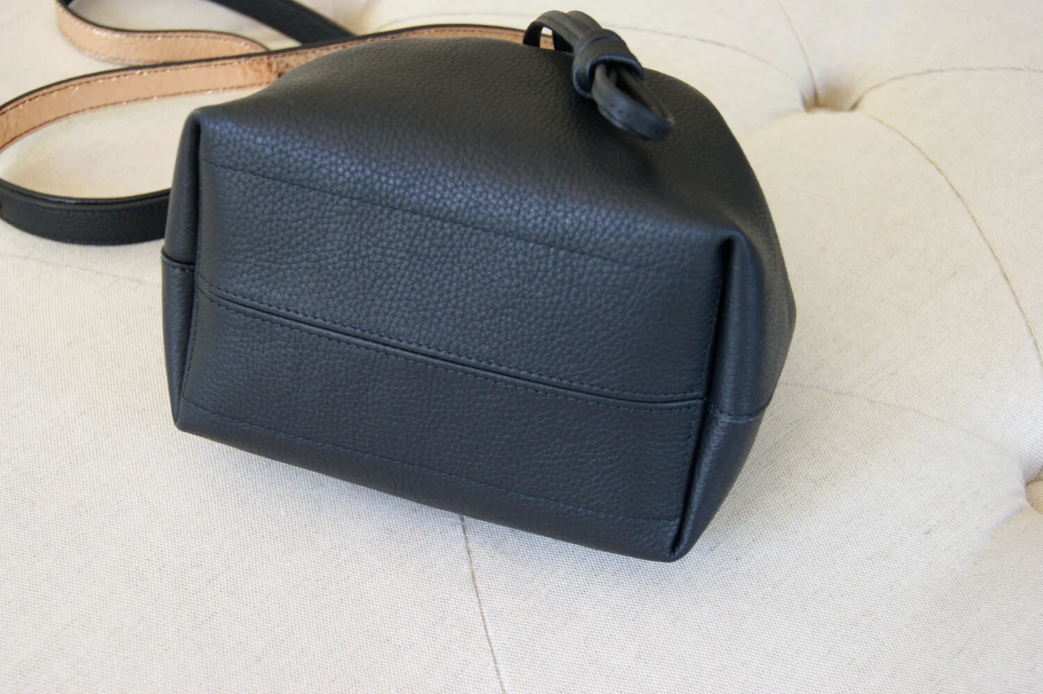 petit sac mini seau cuir noir intérieur métallisé rose gold vue dessous