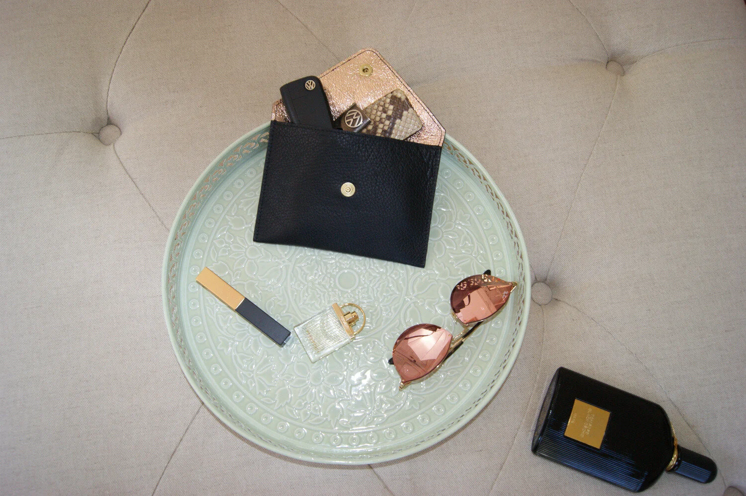 petite pochette ouverte cuir noir et cuir métallisé rose gold