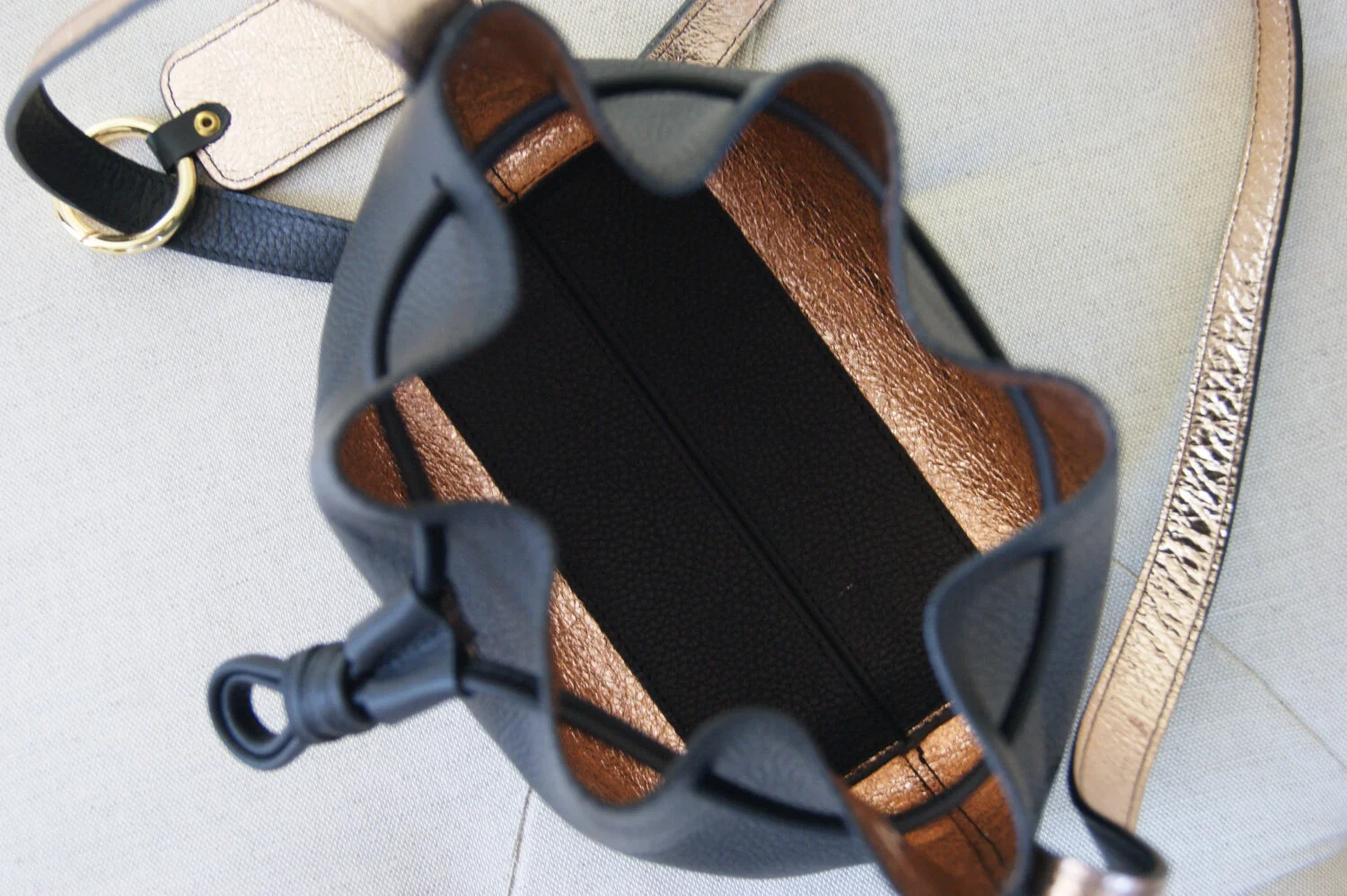 petit sac mini seau cuir noir intérieur métallisé rose gold vue intérieur