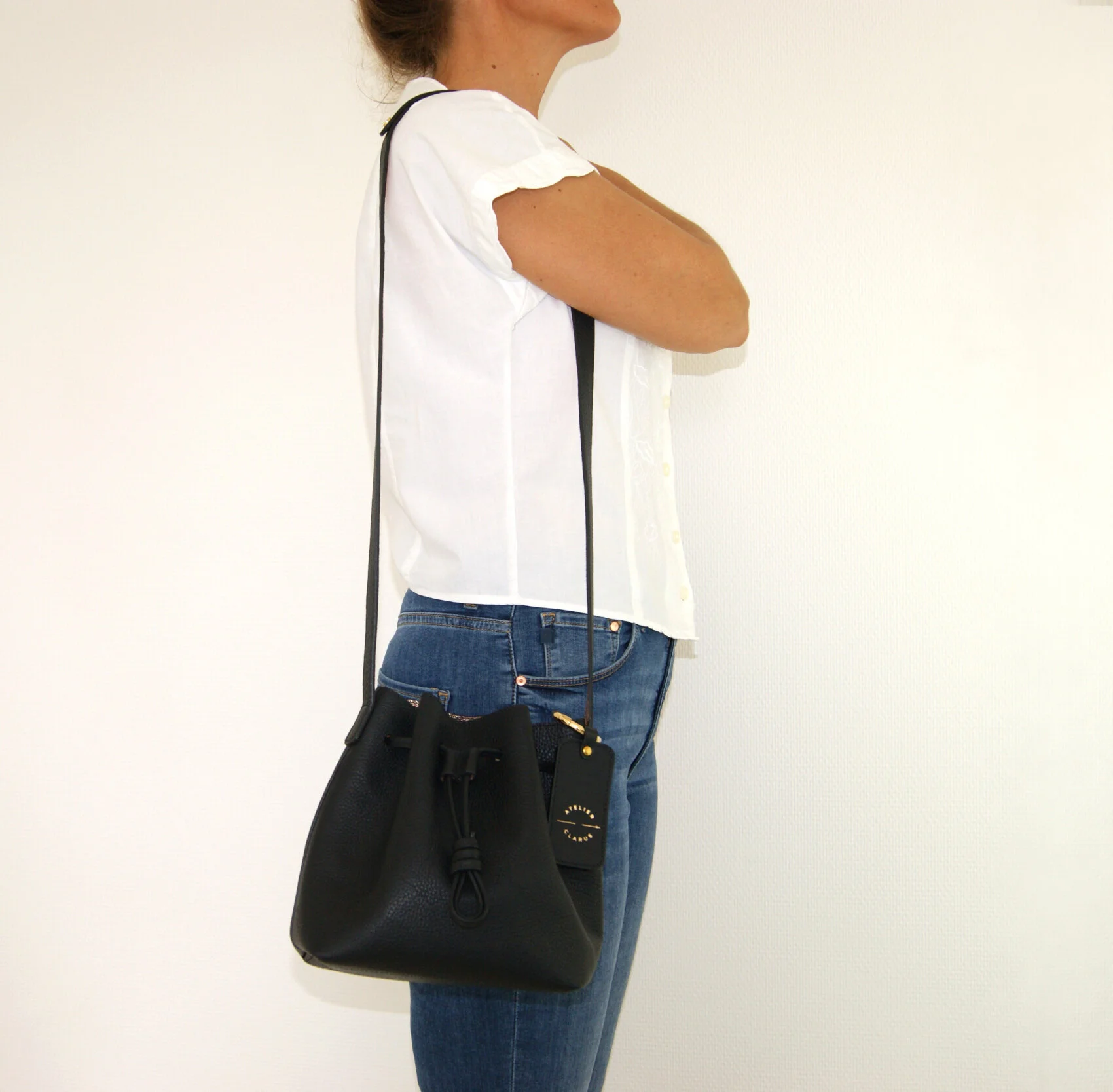 petit sac mini seau cuir noir intérieur métallisé rose gold porté coté