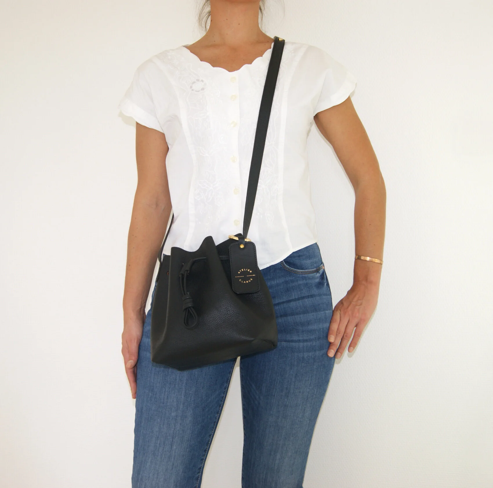 petit sac mini seau cuir noir intérieur métallisé rose gold porté devant