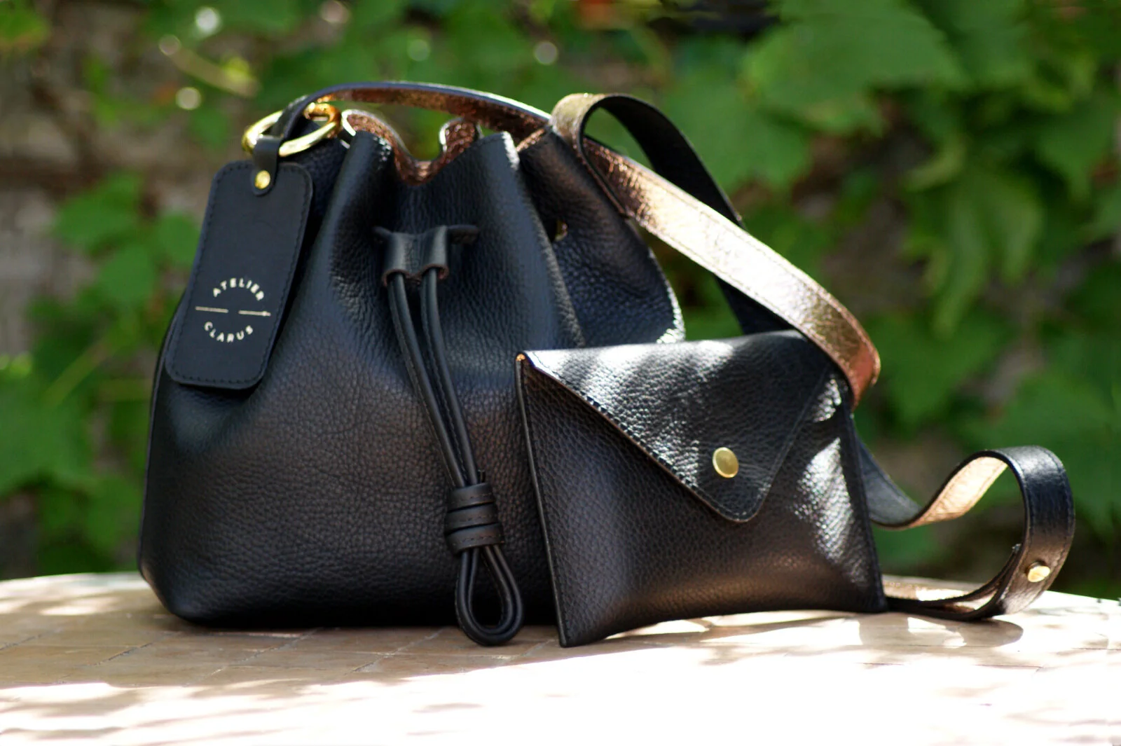 petit sac mini seau et pochette cuir noir intérieur métallisé rose gold