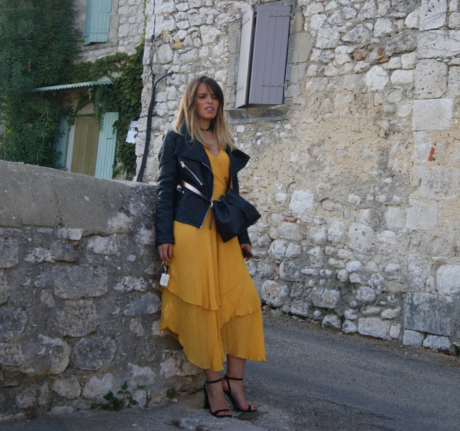 petit sac mini seau cuir noir intérieur métallisé rose gold robe jaune