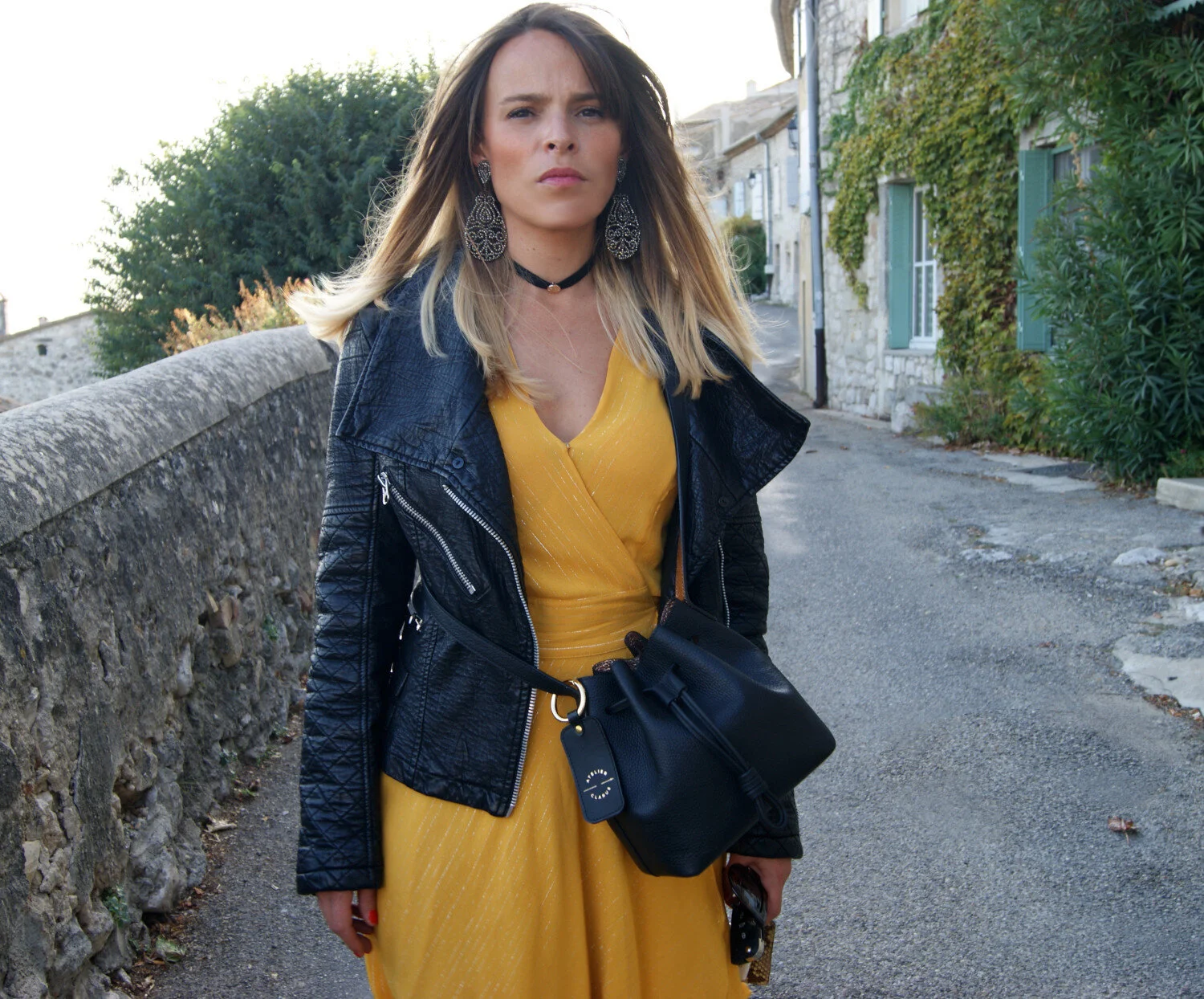 petit sac mini seau cuir noir intérieur métallisé rose gold blouson noir