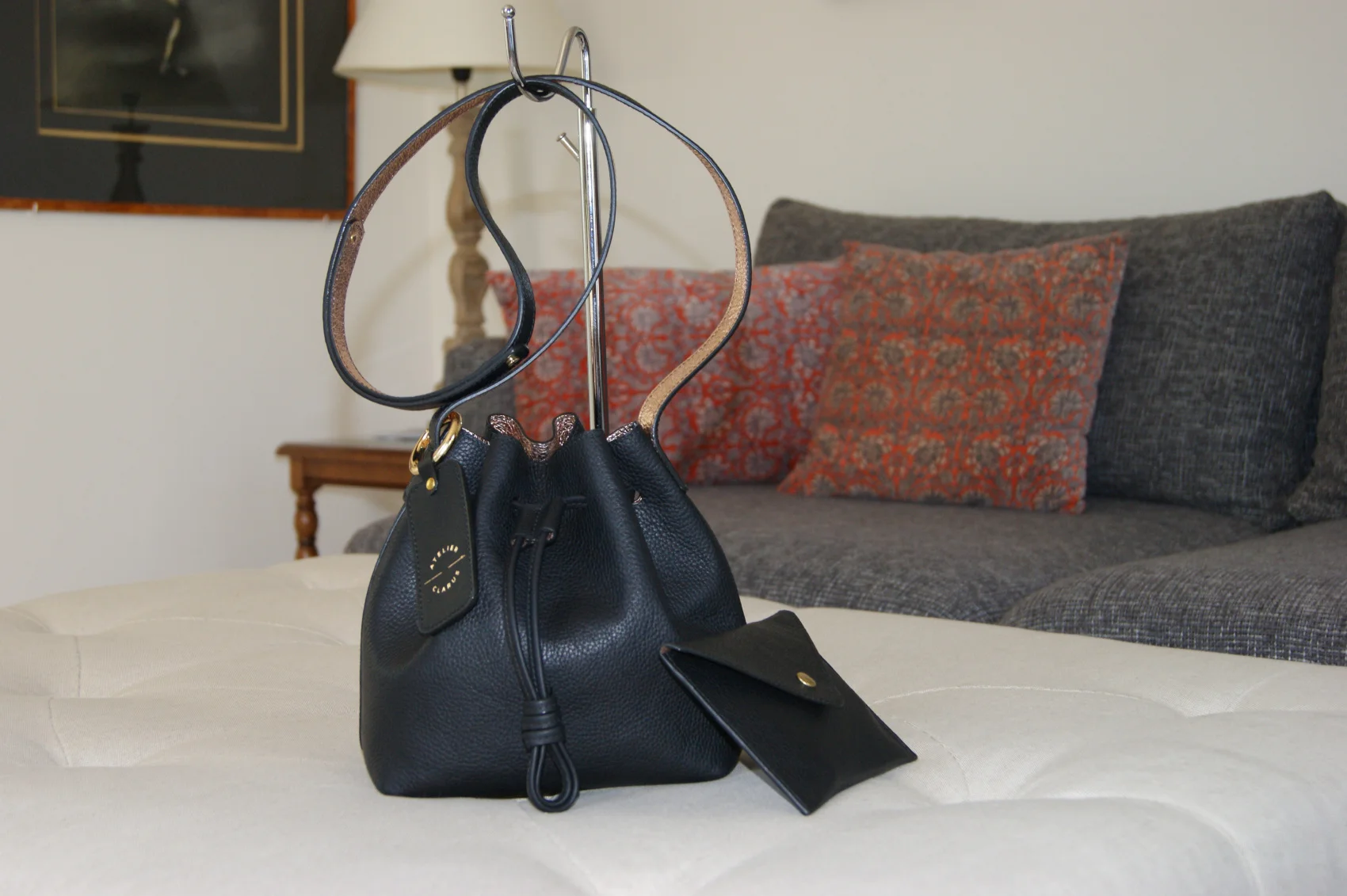 Sac "Mini Seau" et sa pochette - Cuir grainé noir intérieur métallisé rose gold