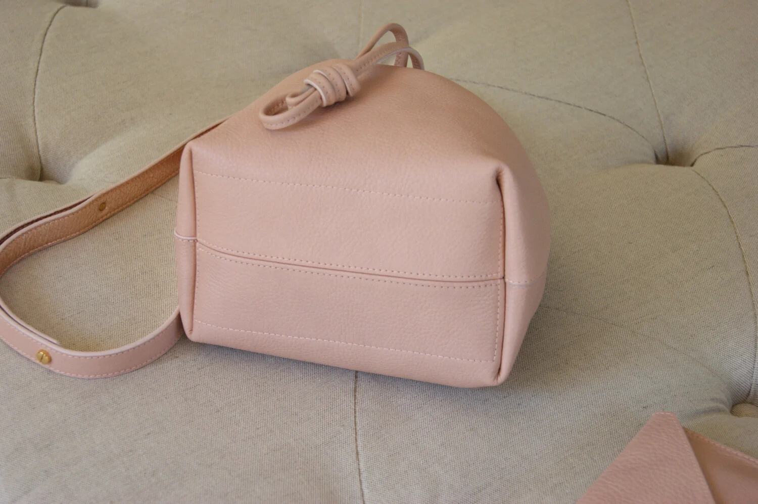 petit sac mini seau cuir rose intérieur métallisé rose gold vue dessous