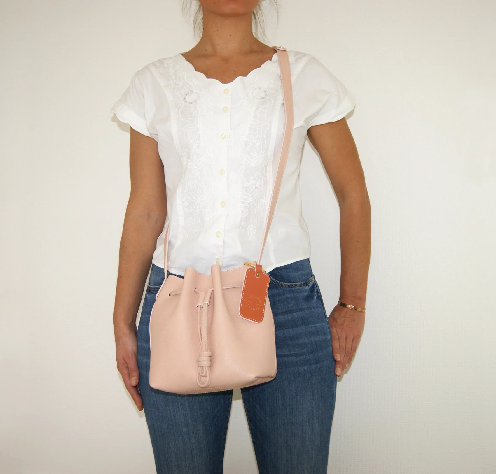 petit sac mini seau cuir rose intérieur métallisé rose gold porté devant