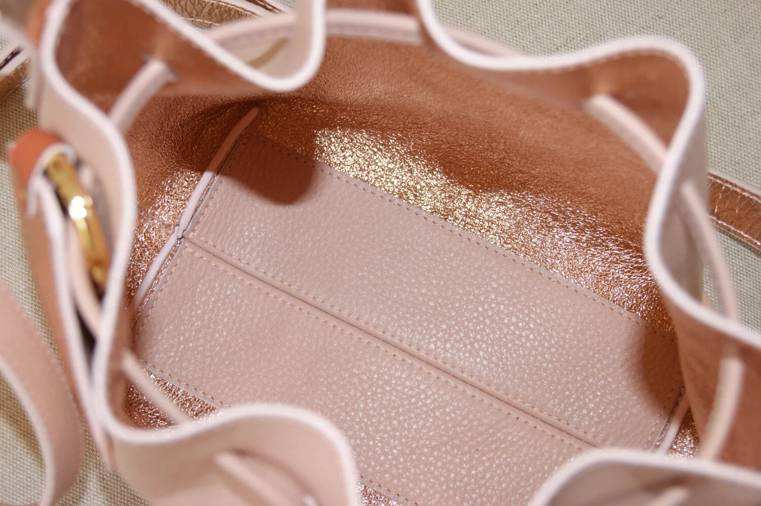 petit sac mini seau cuir rose intérieur métallisé rose gold vue intérieur