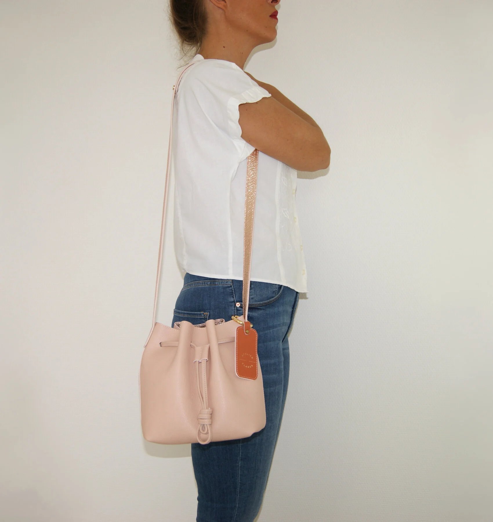 petit sac mini seau cuir rose intérieur métallisé rose gold porté coté