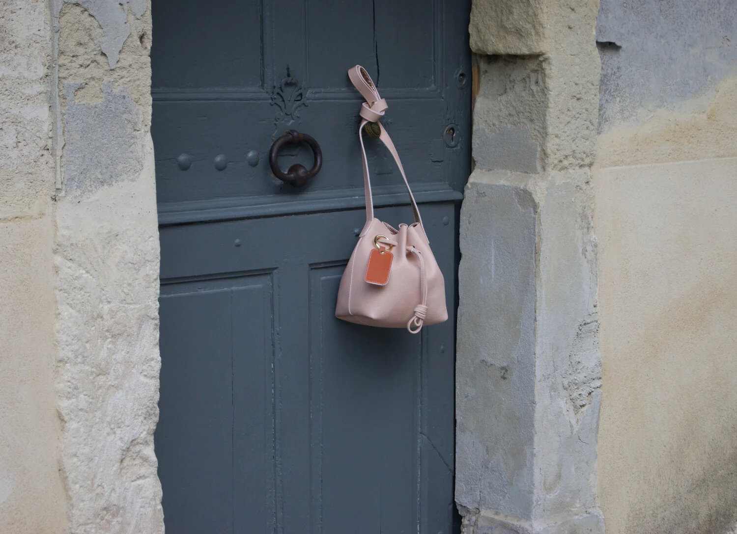 petit sac mini seau cuir rose et métallisé rose gold porte grise