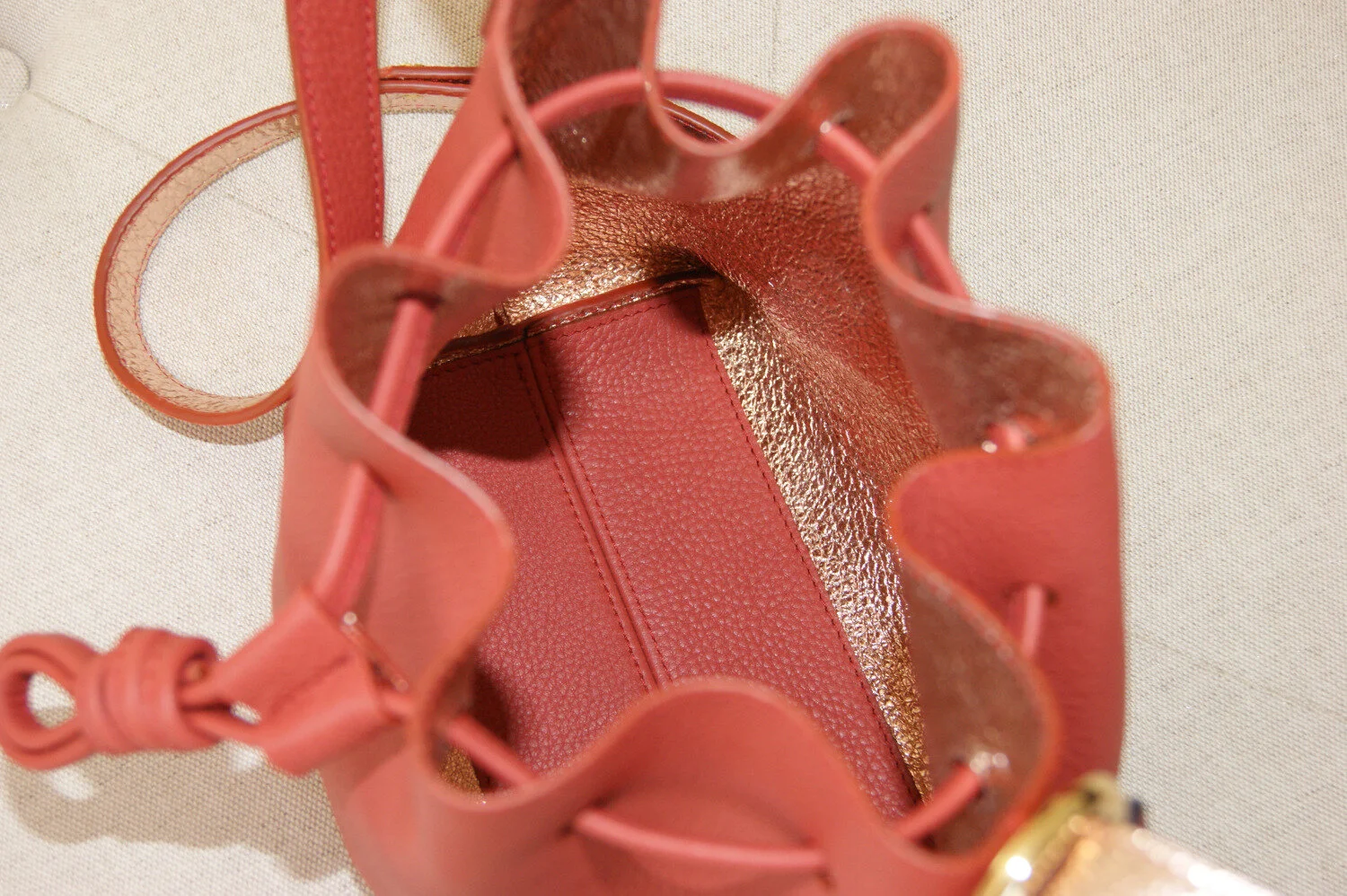 petit sac mini seau cuir rouille intérieur métallisé rose gold vue intérieur