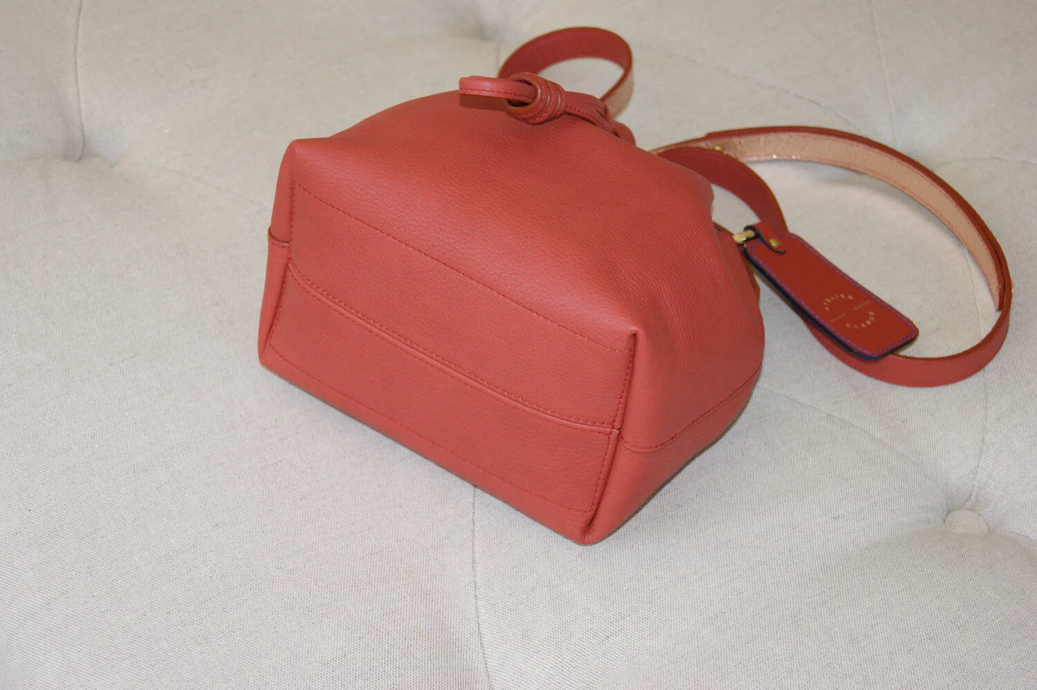 petit sac mini seau cuir rouille intérieur métallisé rose gold vue dessous