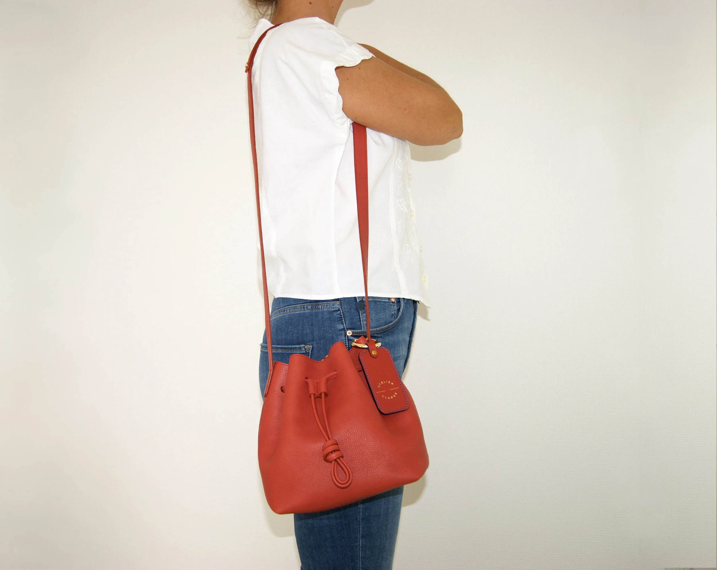 petit sac mini seau cuir rouille intérieur métallisé rose gold porté coté