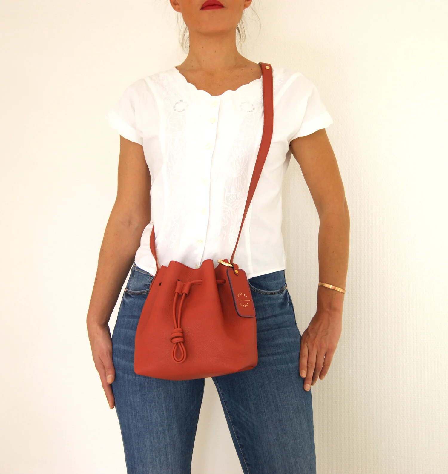 petit sac mini seau cuir rouille intérieur métallisé rose gold porté devant