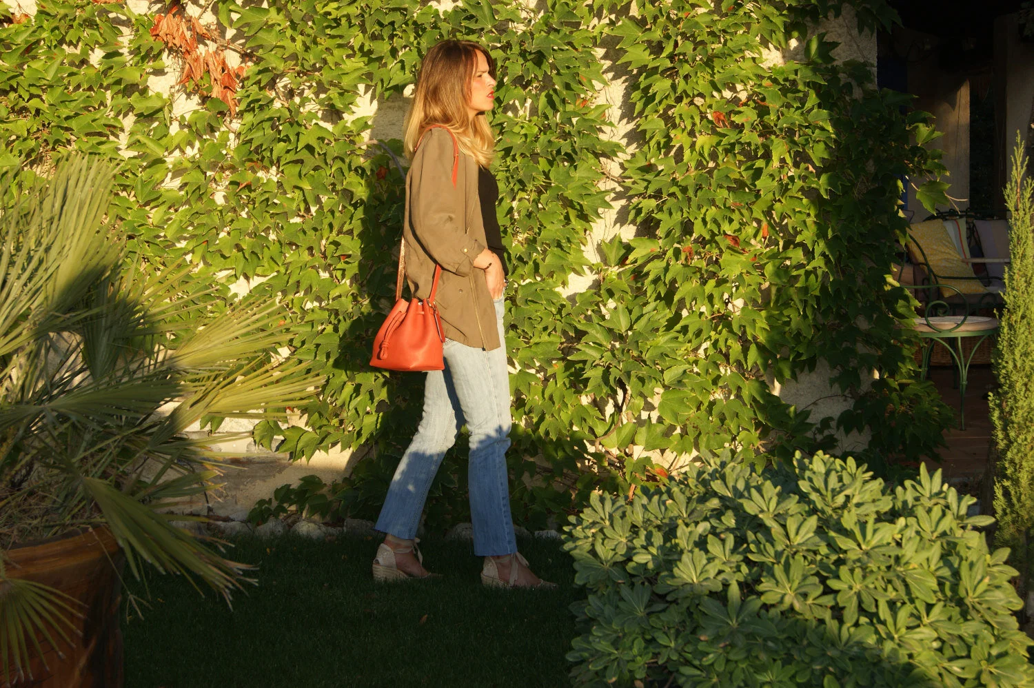 petit sac mini seau cuir rouille porté décontracté