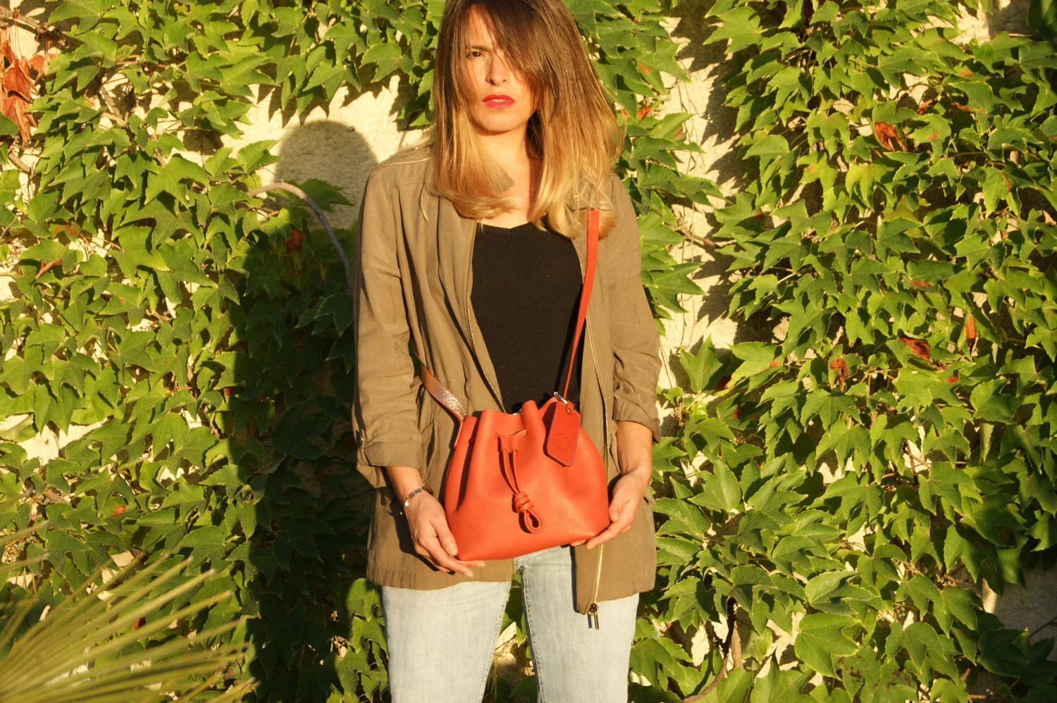 petit sac mini seau cuir rouille porté décontracté