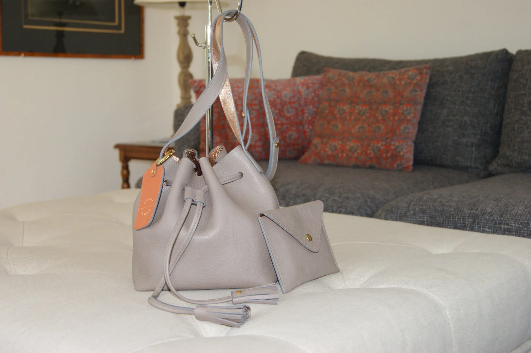 petit sac mini seau cuir taupe intérieur métallisé rose gold vue face (copie)