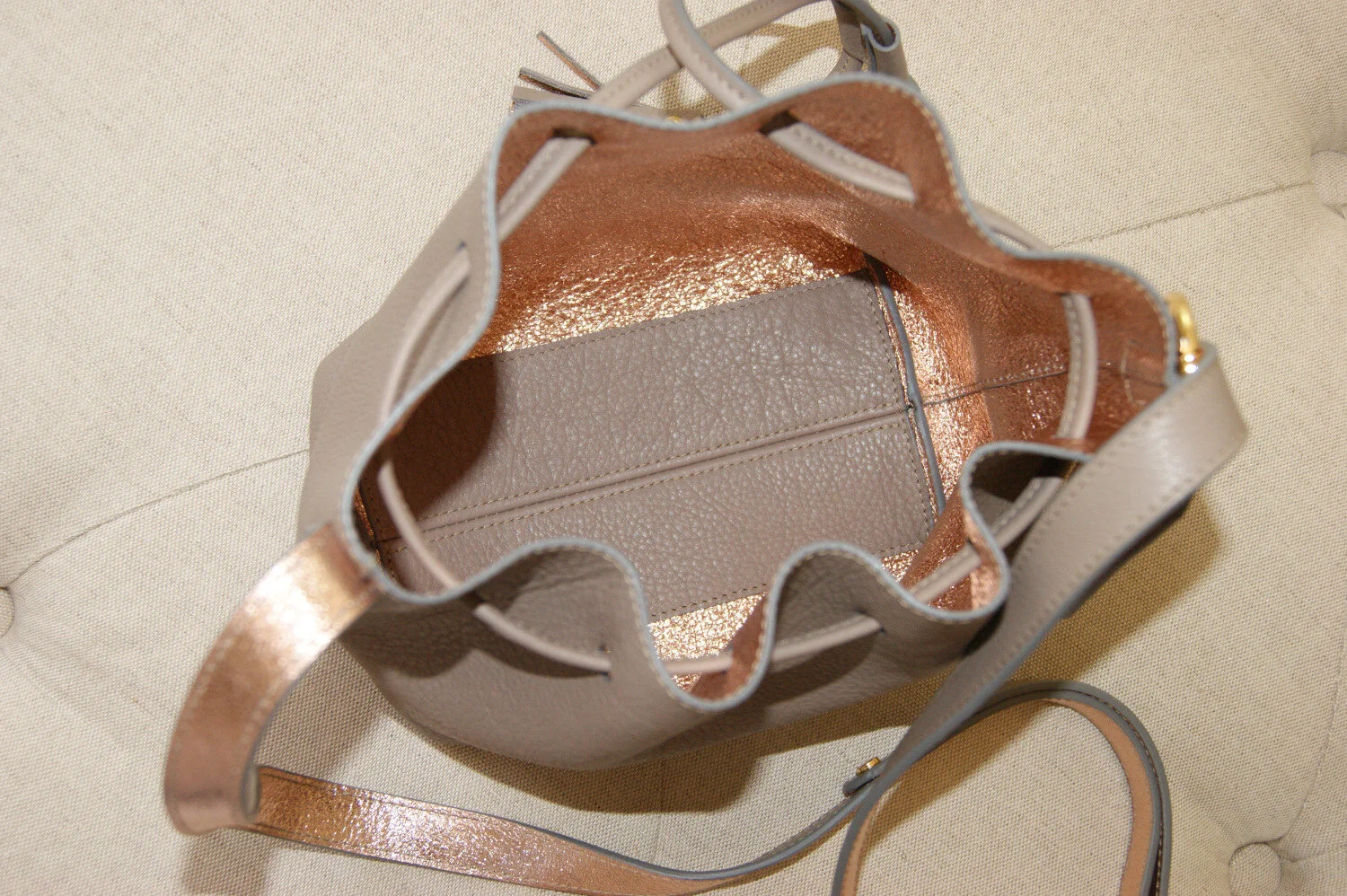 petit sac mini seau cuir taupe intérieur métallisé rose gold vue intérieur (copie)