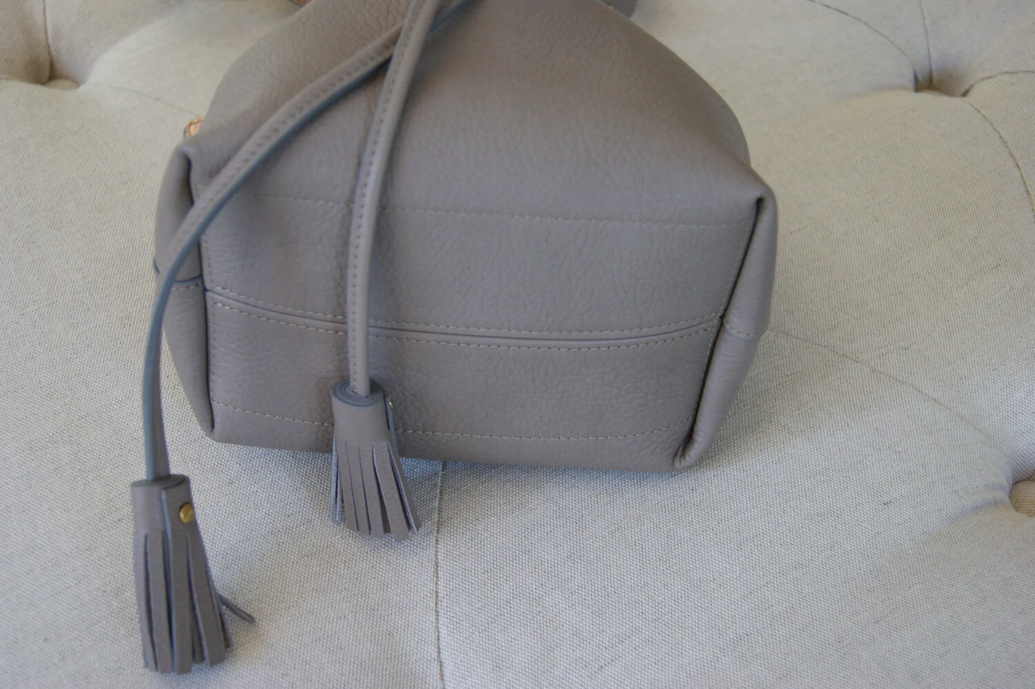 petit sac mini seau cuir taupe intérieur métallisé rose gold vue dessous (copie)