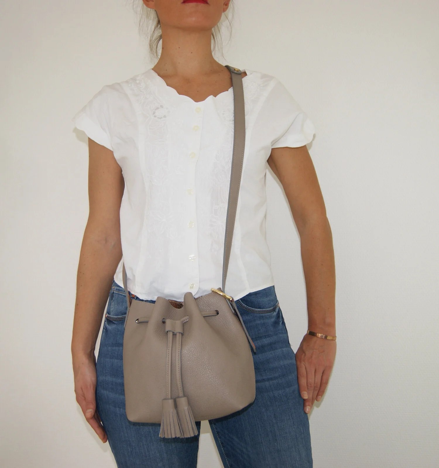 petit sac mini seau cuir taupe intérieur métallisé rose gold porté devant (copie)