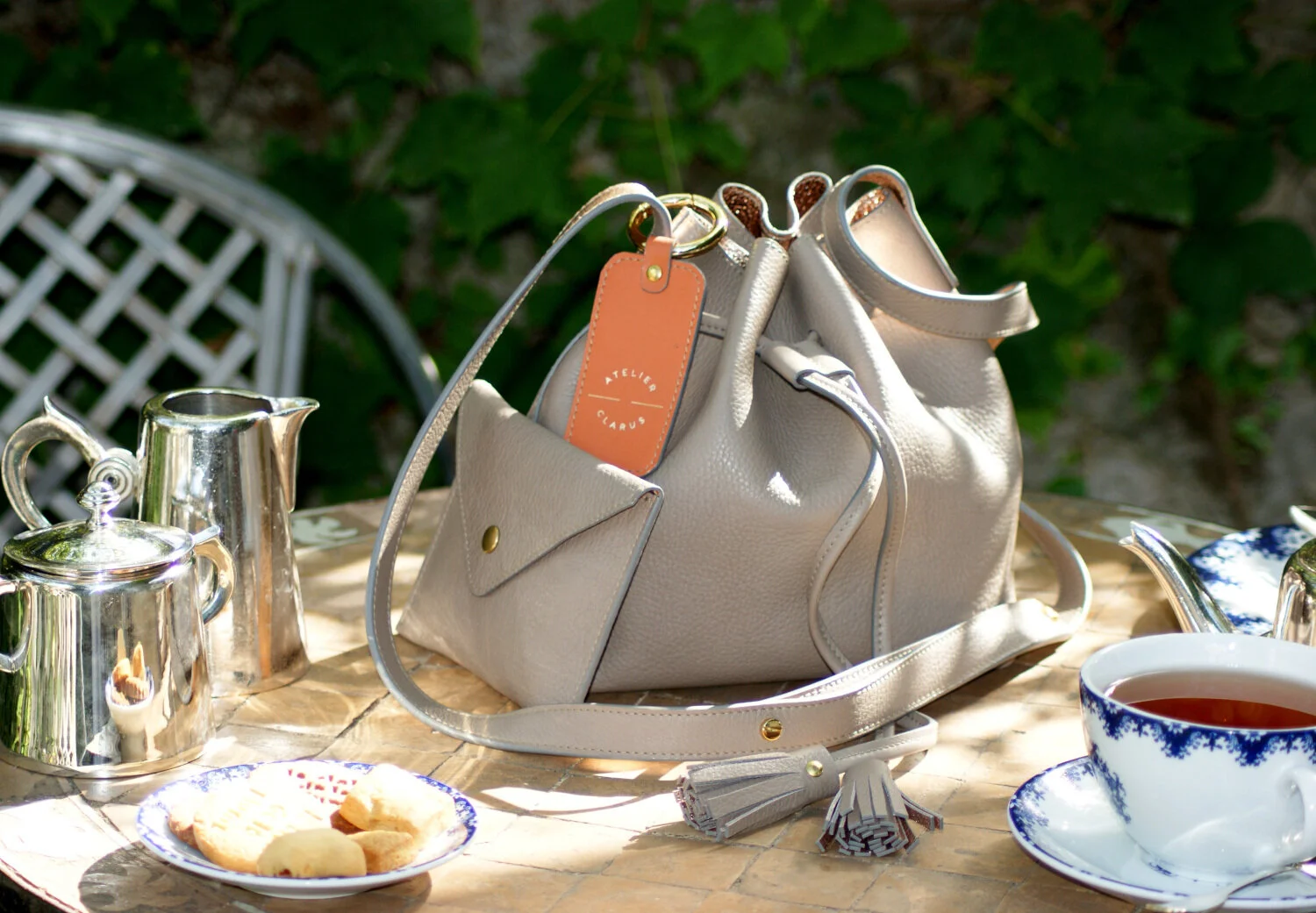 petit sac mini seau et pochette cuir taupe à l'heure du thé (copie)