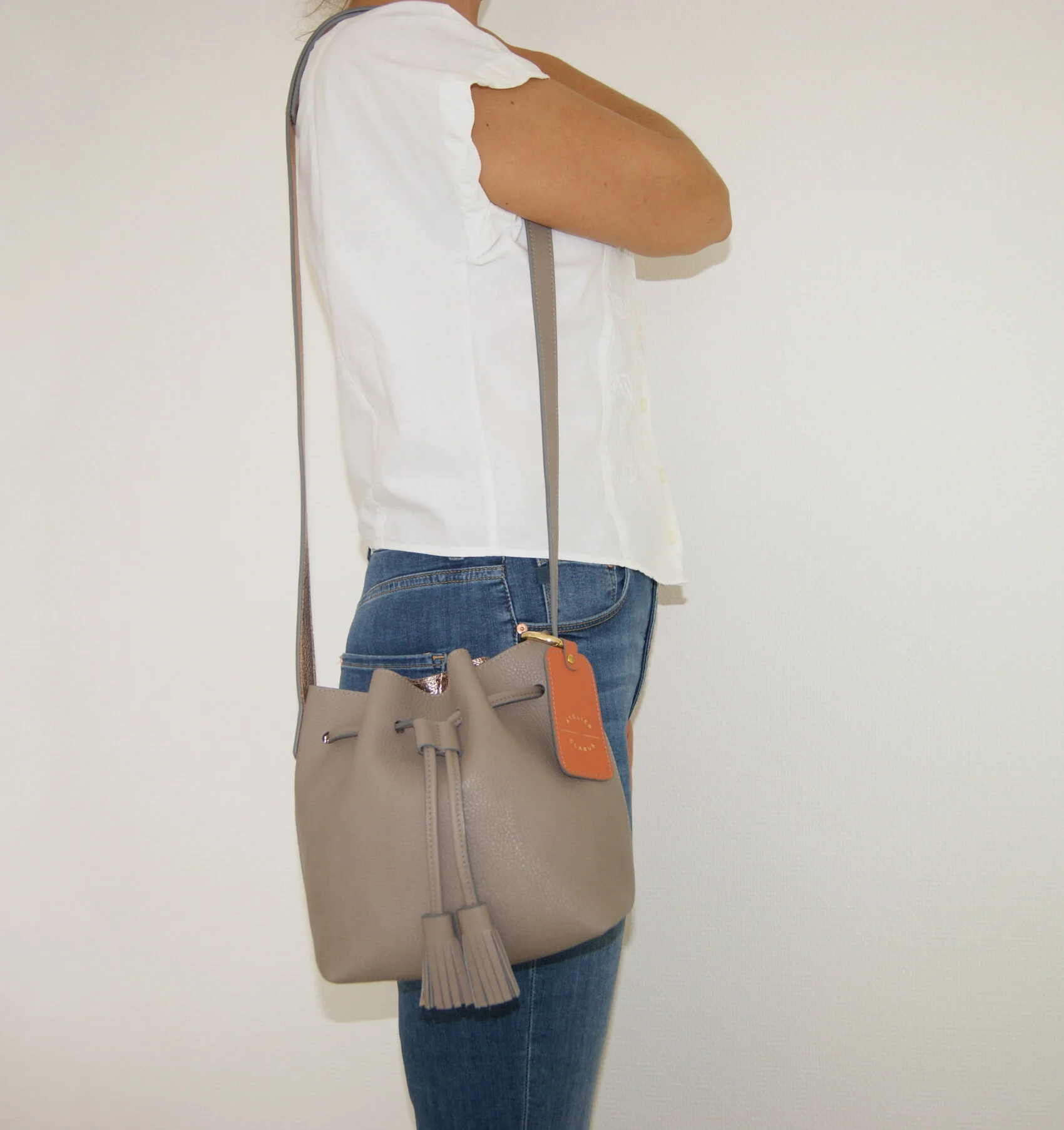 petit sac mini seau cuir taupe intérieur métallisé rose gold porté coté (copie)