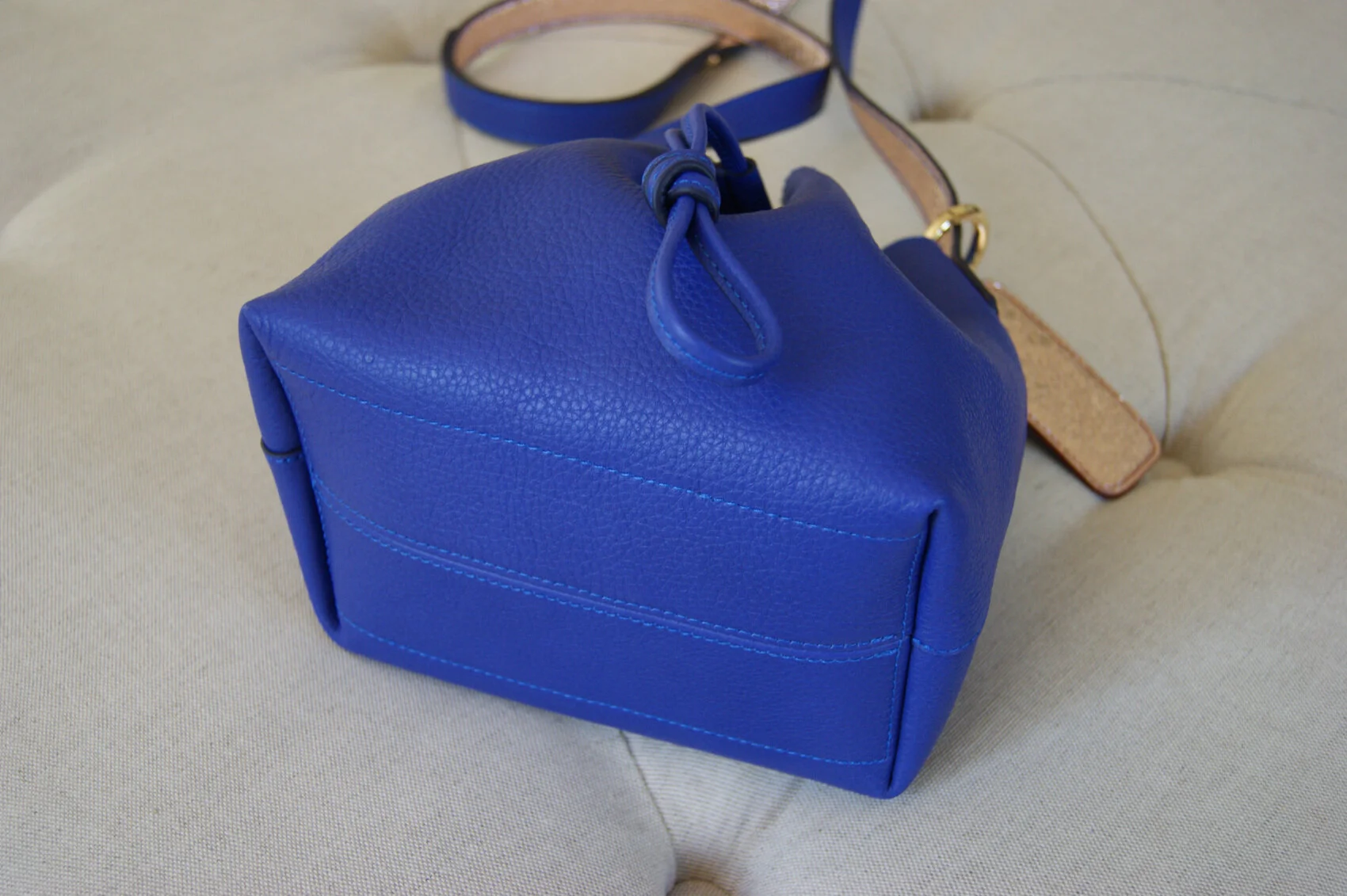 petit sac mini seau cuir bleu intérieur métallisé rose gold vue dessous