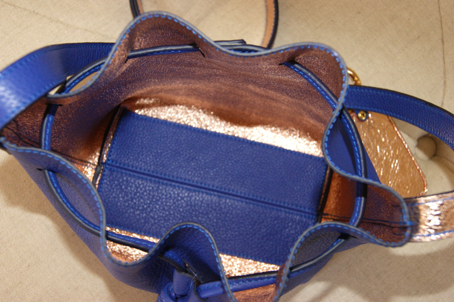 petit sac mini seau cuir bleu intérieur métallisé rose gold vue intérieur