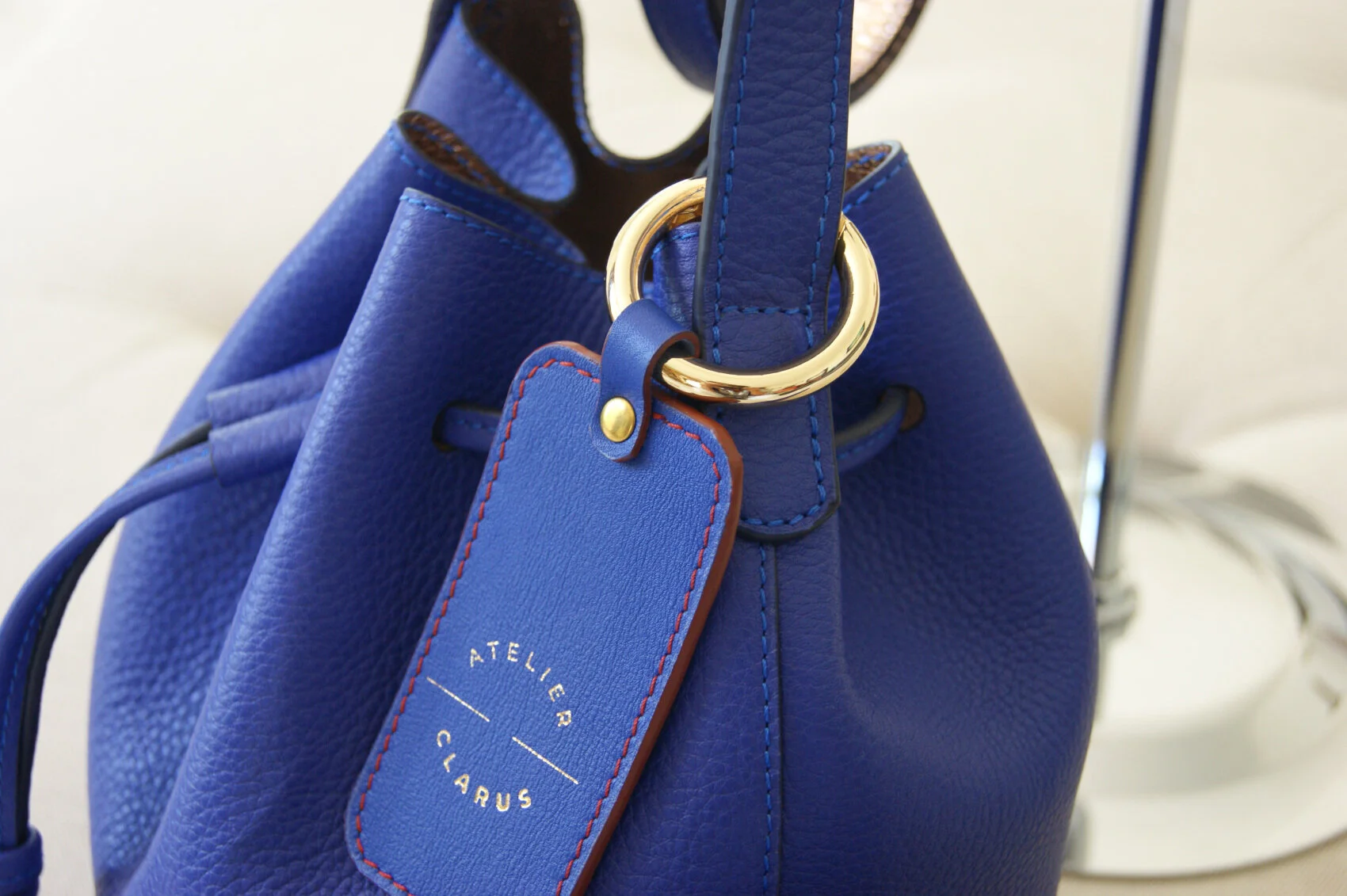 petit sac mini seau cuir bleu intérieur métallisé rose gold détail finition