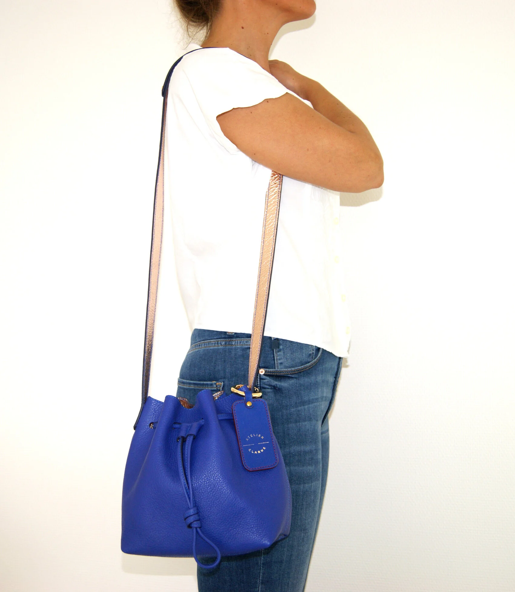 petit sac mini seau cuir bleu intérieur métallisé rose gold porté coté