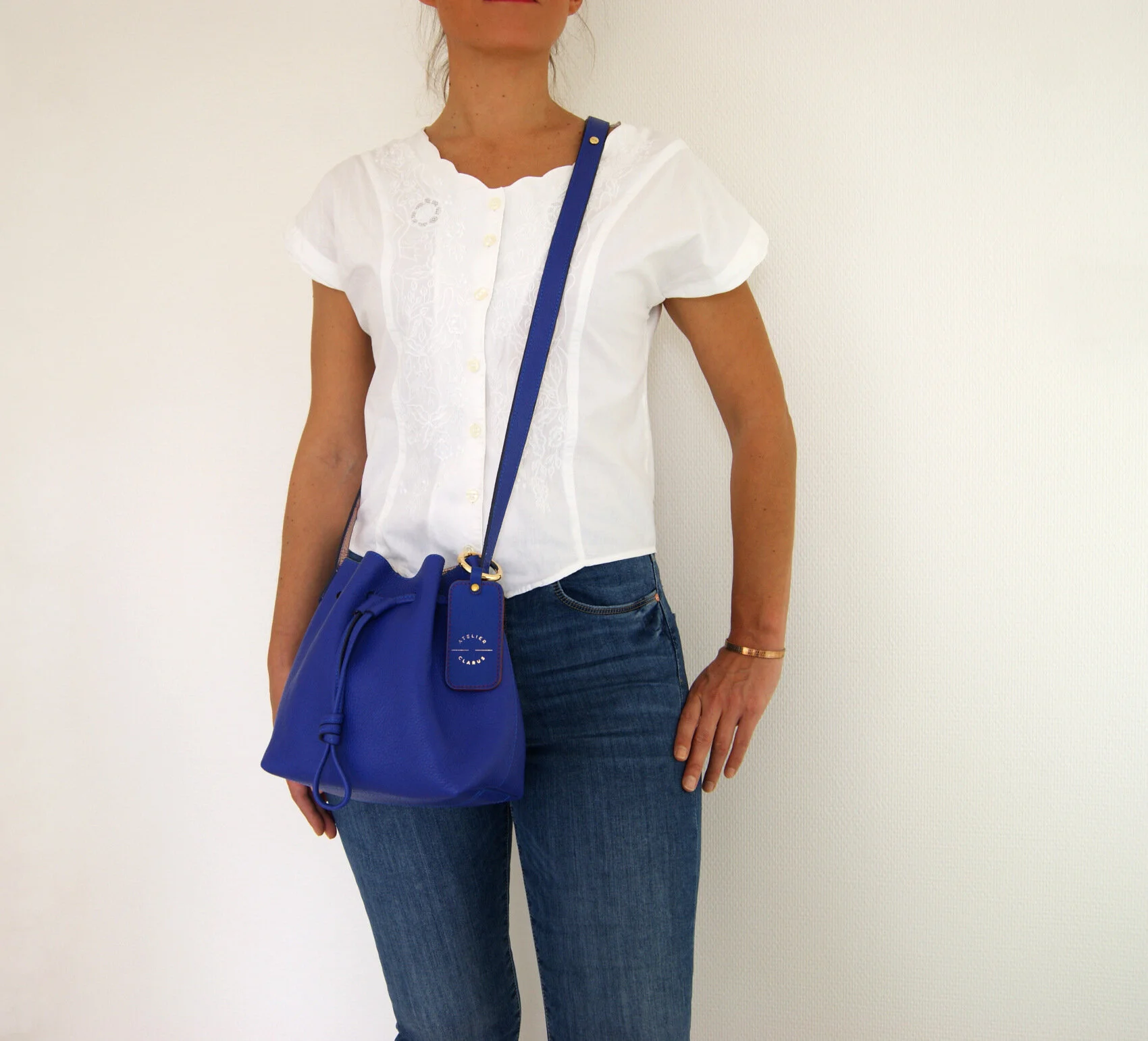 petit sac mini seau cuir bleu intérieur métallisé rose gold porté devant