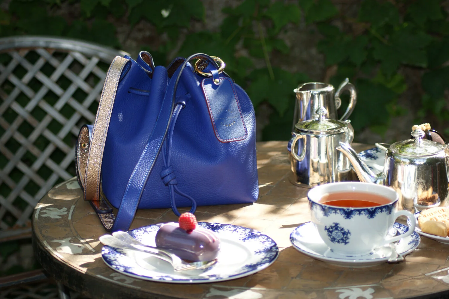 petit sac mini seau et pochette cuir bleu à l'heure du thé